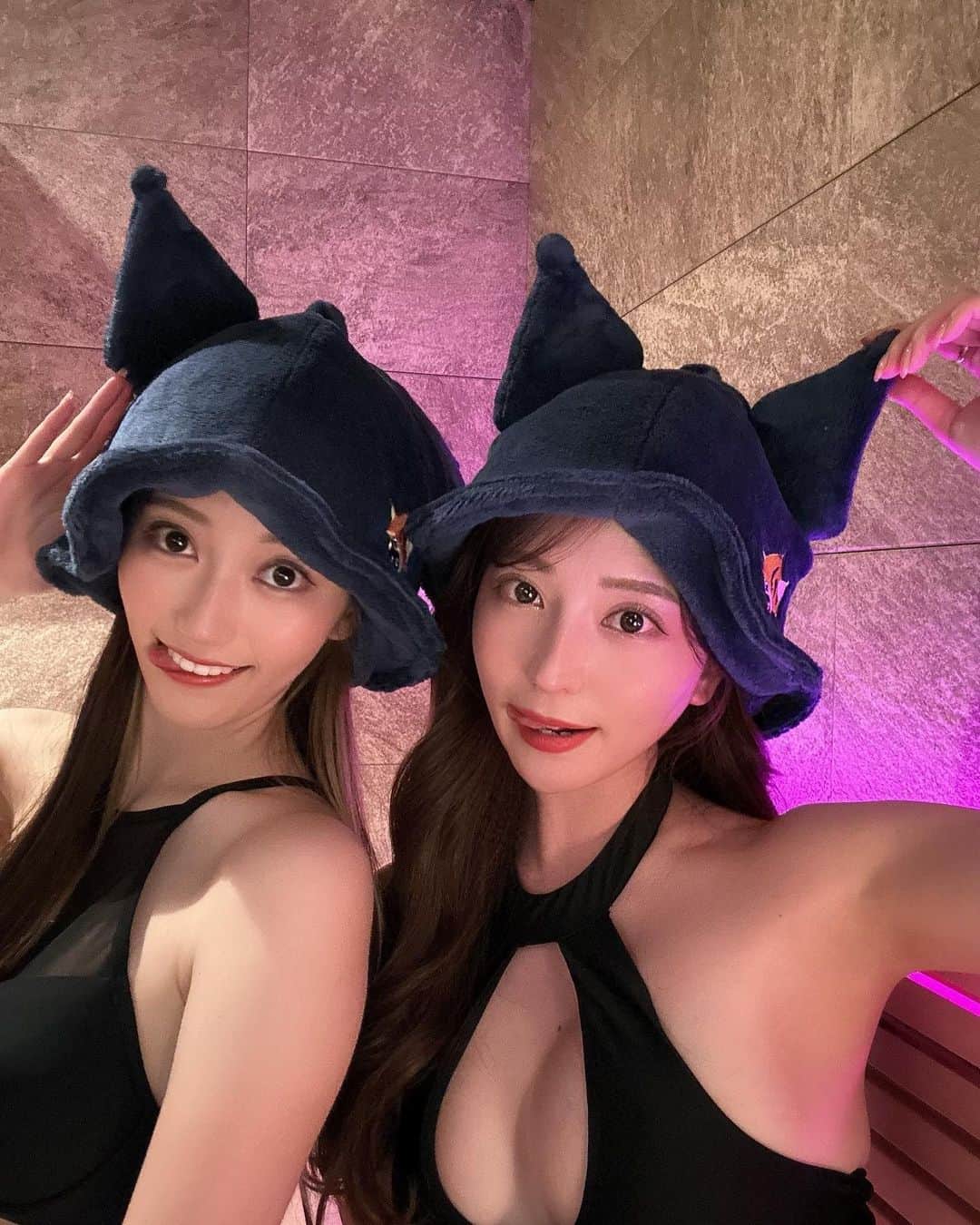 堀尾実咲さんのインスタグラム写真 - (堀尾実咲Instagram)「りっちゃかとサウナ😈😈  @azabu_tenqoo 行ってきたよ✨  個室サウナって周りの目を気にせず自分のペースでのんびり入れるからおすすめ☺️  めろぽんみたいに映え活もできちゃうおしゃれサウナちゃんだったよ🎀  お友達同士で行くのもよき◎ 男女で利用できるお部屋もあるみたいだからカップルで行くのもよき◎  24時間営業してるみたいだよ☀️🌟  めろぽんはおそろいのクロミちゃんハット被っていっぱい汗かいてきました🖤😈😈🖤  #sauna #saunatime #azabutenqoo #サウナ #サウナ女子 #サウナハット #サ活 #サ活女子 #サウナイキタイ #サウナー #サウナグッズ #サウナ部 #サウナ好き #整う #水着女子 #ビキニ #クロミ #クロミちゃん #個室サウナ #プライベートサウナ #サウナ女子会 #麻布十番 #麻布十番サウナ #pr」3月19日 21時03分 - misaki.horio