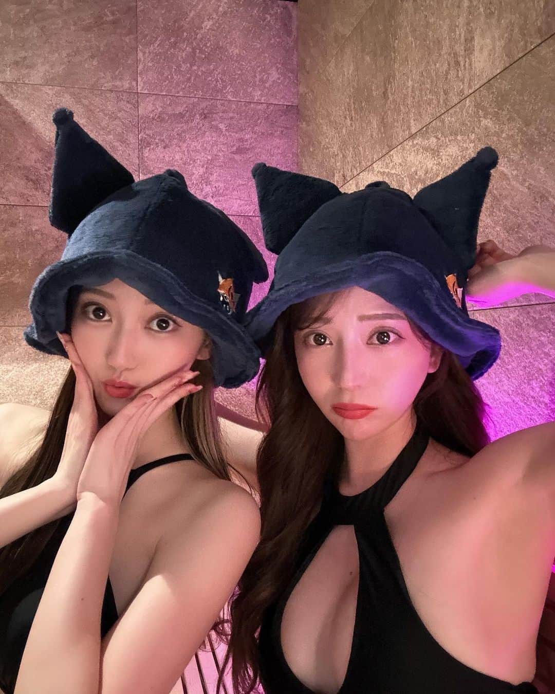 堀尾実咲さんのインスタグラム写真 - (堀尾実咲Instagram)「りっちゃかとサウナ😈😈  @azabu_tenqoo 行ってきたよ✨  個室サウナって周りの目を気にせず自分のペースでのんびり入れるからおすすめ☺️  めろぽんみたいに映え活もできちゃうおしゃれサウナちゃんだったよ🎀  お友達同士で行くのもよき◎ 男女で利用できるお部屋もあるみたいだからカップルで行くのもよき◎  24時間営業してるみたいだよ☀️🌟  めろぽんはおそろいのクロミちゃんハット被っていっぱい汗かいてきました🖤😈😈🖤  #sauna #saunatime #azabutenqoo #サウナ #サウナ女子 #サウナハット #サ活 #サ活女子 #サウナイキタイ #サウナー #サウナグッズ #サウナ部 #サウナ好き #整う #水着女子 #ビキニ #クロミ #クロミちゃん #個室サウナ #プライベートサウナ #サウナ女子会 #麻布十番 #麻布十番サウナ #pr」3月19日 21時03分 - misaki.horio