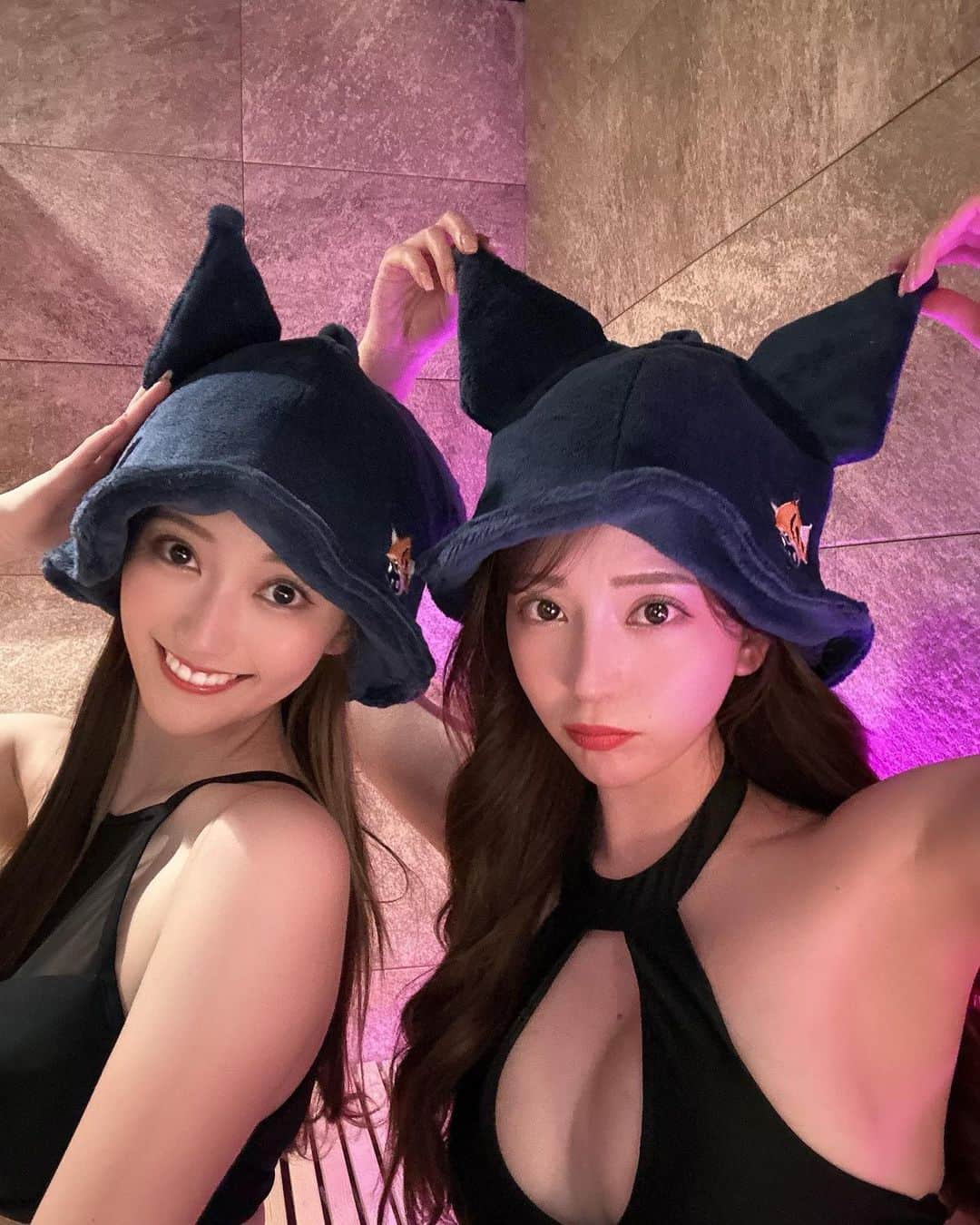 堀尾実咲のインスタグラム：「りっちゃかとサウナ😈😈  @azabu_tenqoo 行ってきたよ✨  個室サウナって周りの目を気にせず自分のペースでのんびり入れるからおすすめ☺️  めろぽんみたいに映え活もできちゃうおしゃれサウナちゃんだったよ🎀  お友達同士で行くのもよき◎ 男女で利用できるお部屋もあるみたいだからカップルで行くのもよき◎  24時間営業してるみたいだよ☀️🌟  めろぽんはおそろいのクロミちゃんハット被っていっぱい汗かいてきました🖤😈😈🖤  #sauna #saunatime #azabutenqoo #サウナ #サウナ女子 #サウナハット #サ活 #サ活女子 #サウナイキタイ #サウナー #サウナグッズ #サウナ部 #サウナ好き #整う #水着女子 #ビキニ #クロミ #クロミちゃん #個室サウナ #プライベートサウナ #サウナ女子会 #麻布十番 #麻布十番サウナ #pr」