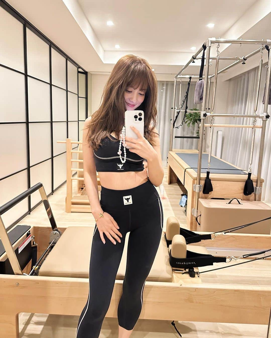 谷まりあさんのインスタグラム写真 - (谷まりあInstagram)「週末に行くpilatesが私のトレーニングでもあり癒しでもあり、1週間の自分の心の変化を整える場所でもあります☺️✨色々な感情を深呼吸と共に整えてシンプルにしています。 通うたびに体の変化を感じれる大事な時間です。。だいぶインナーマッスルが成長しています！！ 深呼吸しながらするトレーニングは自分の体に最大限集中できる時間で終わった後のスッキリ感は本当に毎度感動します♡ お風呂に入ったりお花を買ったり自分なりに自分を癒す時間を作ってあげると、1週間の疲れもいつのまにか癒されている気がします✨  皆さんにとっての癒しの時間はなんですか？✨  pilatesに行く理由にやよいさんと教室がくれるラブパワーも入ってます🥰  またら明日から1週間楽しみながら頑張りましょう〜🥰 日曜日さんまたすぐね〜🫰🏻  自分の体と向き合えるトレーニングウェアと邪魔をしない程度のお気に入りのアクセサリーをしてトレーニングをする時間が好きです♡  accessory #louisvuitton  Setup #underarmour」3月19日 21時03分 - mariaaaa728