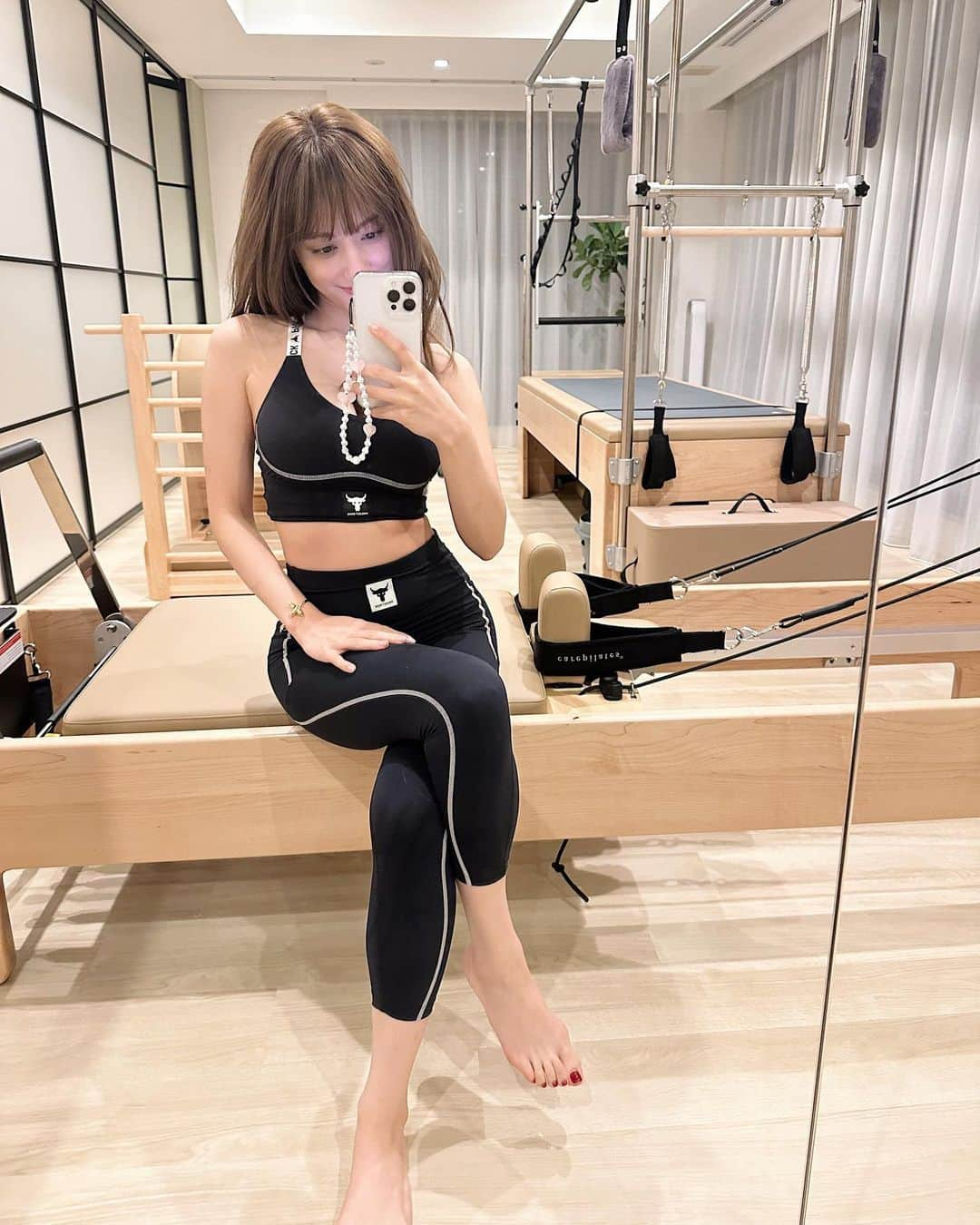 谷まりあさんのインスタグラム写真 - (谷まりあInstagram)「週末に行くpilatesが私のトレーニングでもあり癒しでもあり、1週間の自分の心の変化を整える場所でもあります☺️✨色々な感情を深呼吸と共に整えてシンプルにしています。 通うたびに体の変化を感じれる大事な時間です。。だいぶインナーマッスルが成長しています！！ 深呼吸しながらするトレーニングは自分の体に最大限集中できる時間で終わった後のスッキリ感は本当に毎度感動します♡ お風呂に入ったりお花を買ったり自分なりに自分を癒す時間を作ってあげると、1週間の疲れもいつのまにか癒されている気がします✨  皆さんにとっての癒しの時間はなんですか？✨  pilatesに行く理由にやよいさんと教室がくれるラブパワーも入ってます🥰  またら明日から1週間楽しみながら頑張りましょう〜🥰 日曜日さんまたすぐね〜🫰🏻  自分の体と向き合えるトレーニングウェアと邪魔をしない程度のお気に入りのアクセサリーをしてトレーニングをする時間が好きです♡  accessory #louisvuitton  Setup #underarmour」3月19日 21時03分 - mariaaaa728