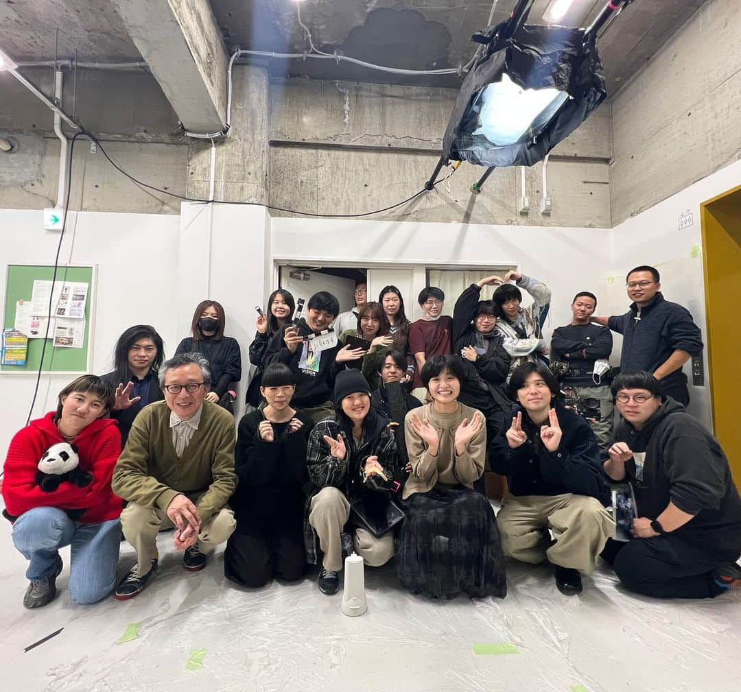 山岡竜弘さんのインスタグラム写真 - (山岡竜弘Instagram)「明日、思い入れのある作品が公開となります。  森美春監督作「よく見れば星」  藝大の教授の皆さまからも 有難いお言葉を頂いている作品です。  僕自身この作品を初めて観た時に なんとも言い得ぬ感情が 何度も波のように押し寄せました。  オーディションで触れられた 「普段見ることの出来ない人間の瞬間」 明確にその言葉だった訳ではないですが、そこにまつわるものは僕自身役者をやりながら求め続けている部分であり、一緒に辿り着けたらと現場に入りました。  じっくり時間をかけて丁寧に数回だけ回し、 OKが出る日もあれば、 何度も激しく撮り直した場面もありました。 まだ見ぬそれを探し続けるような日々でした。  そして迎えた初鑑賞。 台本、現場を経てこの作品は確かに 映像作品として昇華されていました。  じわじわと皮膚に伝わってくるような感動は、今まで知っている感覚とは違い、そんな曖昧さを監督に伝えられる日本語を持っておらず、「良かったね」と肩をさすることが唯一できた伝達方法でした。  皆さまの目にはどの様に映るのか 劇場で感想を聞かせて下さい。 20日は舞台挨拶参加、23日も劇場におります。  日時：3/20(月)・3/23(木)21時〜 会場：ユーロスペース   チケットご予約はコチラ↓ http://www.eurospace.co.jp/ お待ちしております。 何卒よろしくお願い致します。  #映画 #邦画 #よく見れば星 #東京藝大映画専攻17期生修了上映会」3月19日 21時04分 - tatsuhiro.yamaoka