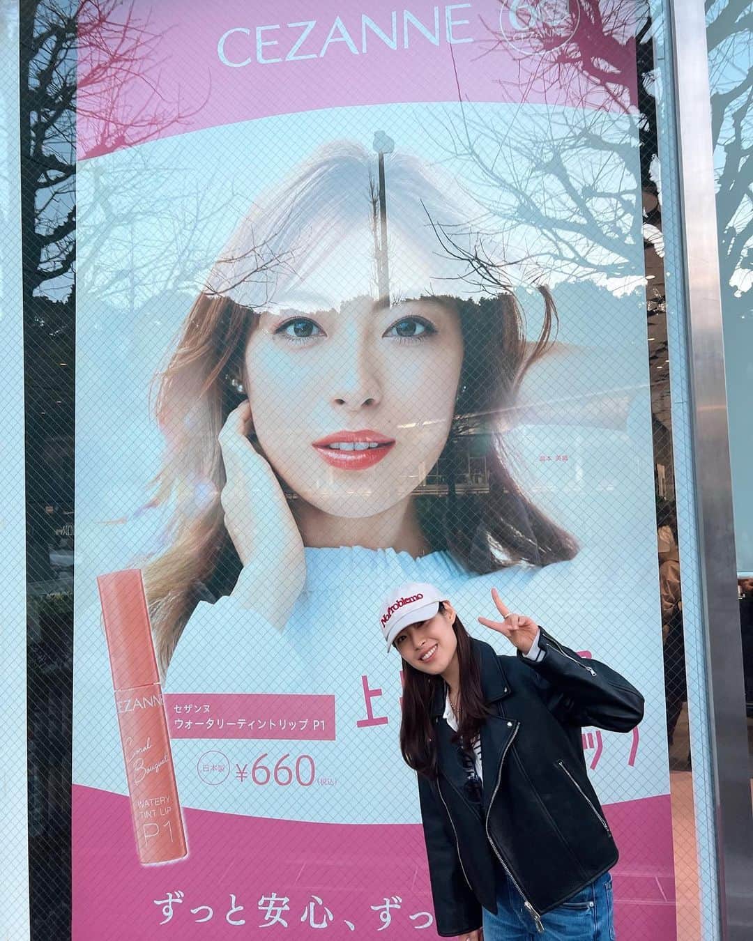 瀧本美織のインスタグラム：「🌸あちこちセザンヌ🌸  来年の60周年を記念してイベントを開催中です🎈 東京は原宿@cosmeで、 21日までやってます🥳 私もおじゃましてきました♡ 行けてよかった〜  ガチャガチャもできるよ 私はお江戸パフでました てやんでい！ 可愛い😍 使うのもったいない…🥹  こっそり寄せ書きもしてきたので 見つけてみてください😘笑  これから各地でありますので ぜひ遊びに行ってみてくださいね💄  @cezannecosmetics   #セザンヌ」