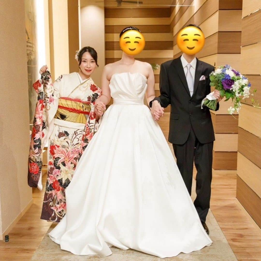 愛内心愛さんのインスタグラム写真 - (愛内心愛Instagram)「2022.4.29  去年の春の姉の結婚式の時のpic👰‍♀️💐  スタイリッシュな式場だったー💜 センス良き🤗  お色直しの中座はきょうだいで💐  姉の結婚式ではいとこのお母さん達が1番号泣しまくりで笑った🤣  お母さんのお姉さん2人はどちらも母みたいな感じ🐹  同じ市内にずっと住んでるからいとことも距離感が近くて家族みたいなものなんだよね🤔❤️  姉の結婚式見たら、興味なかったけど自分も挙げたいかも〜って思うようになった🥰  人生で一度の周りの人たちへ感謝を伝える日💜って素敵🤞  幸せいっぱいになった日でした💜  そして姉は食へのこだわりが強いから食事がものすごく美味しかった🥹❤️  #結婚式 #結婚式参列 #ノートルダム横浜みなとみらい  #姉の結婚式 #marriage」3月19日 21時06分 - cocotandesu