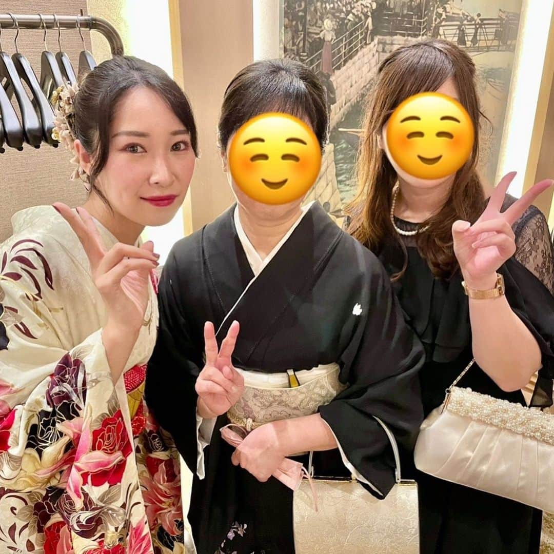 愛内心愛さんのインスタグラム写真 - (愛内心愛Instagram)「2022.4.29  去年の春の姉の結婚式の時のpic👰‍♀️💐  スタイリッシュな式場だったー💜 センス良き🤗  お色直しの中座はきょうだいで💐  姉の結婚式ではいとこのお母さん達が1番号泣しまくりで笑った🤣  お母さんのお姉さん2人はどちらも母みたいな感じ🐹  同じ市内にずっと住んでるからいとことも距離感が近くて家族みたいなものなんだよね🤔❤️  姉の結婚式見たら、興味なかったけど自分も挙げたいかも〜って思うようになった🥰  人生で一度の周りの人たちへ感謝を伝える日💜って素敵🤞  幸せいっぱいになった日でした💜  そして姉は食へのこだわりが強いから食事がものすごく美味しかった🥹❤️  #結婚式 #結婚式参列 #ノートルダム横浜みなとみらい  #姉の結婚式 #marriage」3月19日 21時06分 - cocotandesu