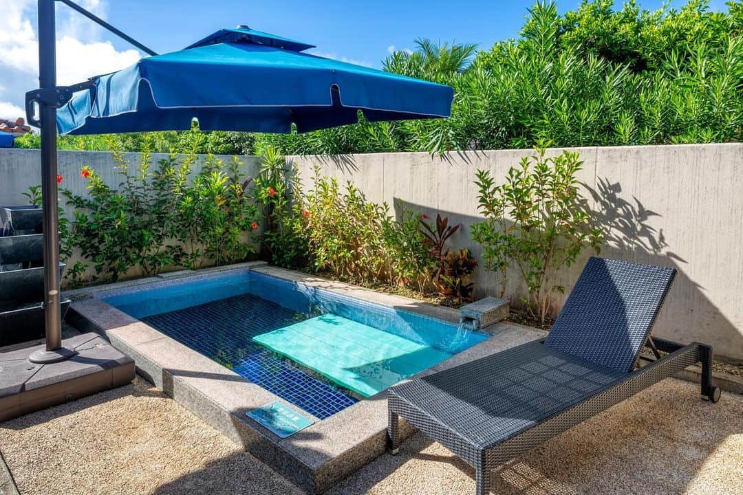 グランヴィリオリゾート石垣島さんのインスタグラム写真 - (グランヴィリオリゾート石垣島Instagram)「🌺GRANDVRIO RESORT ISHIGAKIJIMA🌺 ヴィラガーデンのプレジデンシャルコテージ。  テラスにあるプライベートプールで遊んだり、 デッキチェアで日光浴を楽しんだり、 優雅なホテルステイを堪能いただけますよ🏖  心地よい気候の3月にぜひリゾートステイしませんか。  #グランヴィリオリゾート石垣島 #グランヴィリオリゾート石垣島ヴィラガーデン  #石垣島 #石垣島旅行 #石垣島ホテル #オーシャンビュー #リゾートホテル #離島巡り #離島ホテル #沖縄旅行 #沖縄ホテル #プール付きホテル #プール付き客室 #プライベートプール #リゾートステイ」3月19日 21時16分 - grandvrioresort_ishigakijima