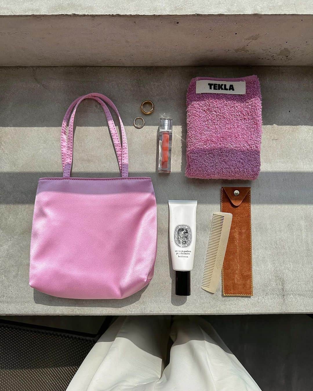 小川陽香のインスタグラム：「🌸🩰  トップスもピンクで めっちゃピンクだった日𓅿🤍 ㅤ ㅤㅤㅤ bag #homeofhai hand cream #diptyque  comb #officineuniversellebuly  hand towel #teklafabrics  lip #muzigaemansion  #inmybag #mybag  #ビュリー #テクラ #バッグの中身 そしてお財布忘れてしまった日 ←」