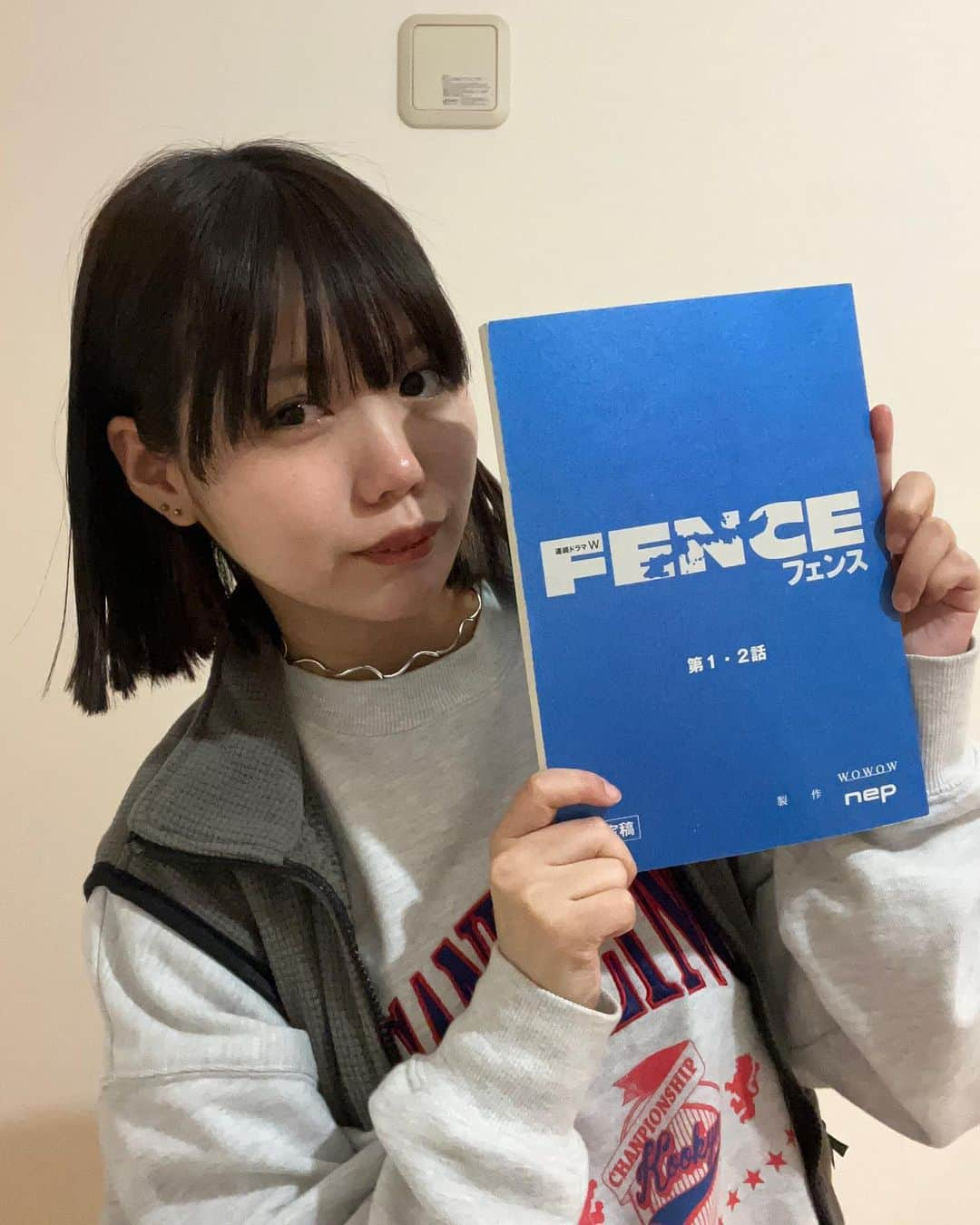 比嘉奈菜子さんのインスタグラム写真 - (比嘉奈菜子Instagram)「#連続ドラマW 「#フェンス」 第1話「ユクサー」 この後22時から配信スタートです！！  なんと第1話は無料で配信されるのでWOWOW、WOWOWオンデマンドにてどなたでもご覧になれます。  この作品は、 プロデューサーの北野さん、高江洲さん、脚本の野木さんが沖縄を愛し沖縄を想い沢山の打ち合わせ取材を重ね、 監督の松本さん初め多くのスタッフさん、主演の松岡茉優さん宮本エリアナさん初め多くのキャストさんと作り上げた作品になってます。 フェンスに関われることをきっかけに沢山沖縄の昔のこと、今抱えてる闇の部分を勉強しました。 知れば知るほど辛くなり苦しくなって本を読みながら泣いたのを覚えてます 今まで目を背けては行けない部分だったところを知ろうともせず沖縄の光だけを見ていたのかと。  ただ、1つ確かなことは今は前よりもっと沖縄のことが大好きになりもっとまだ知らない沖縄のことを知りたい、向き合いたいと思ってます。 沖縄が抱える問題や沖縄だけの問題じゃない世の中が抱える様々な深刻な問題を、沖縄のフェンスを通して沢山の人に伝えたいです。 フェンスに関われたこととても誇りに思います。  本当に1人でも多くの方に観て頂きたい。 そしてこの作品に込められた深い愛を受け取ってもらえたら幸いです。  沖縄に生まれてこれたこと本当に幸せに思います😌    仲本琉那役  比嘉奈菜子  #連続ドラマW #フェンス」3月19日 21時09分 - higa_nanako