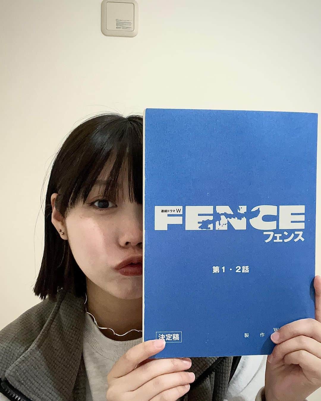 比嘉奈菜子のインスタグラム：「#連続ドラマW 「#フェンス」 第1話「ユクサー」 この後22時から配信スタートです！！  なんと第1話は無料で配信されるのでWOWOW、WOWOWオンデマンドにてどなたでもご覧になれます。  この作品は、 プロデューサーの北野さん、高江洲さん、脚本の野木さんが沖縄を愛し沖縄を想い沢山の打ち合わせ取材を重ね、 監督の松本さん初め多くのスタッフさん、主演の松岡茉優さん宮本エリアナさん初め多くのキャストさんと作り上げた作品になってます。 フェンスに関われることをきっかけに沢山沖縄の昔のこと、今抱えてる闇の部分を勉強しました。 知れば知るほど辛くなり苦しくなって本を読みながら泣いたのを覚えてます 今まで目を背けては行けない部分だったところを知ろうともせず沖縄の光だけを見ていたのかと。  ただ、1つ確かなことは今は前よりもっと沖縄のことが大好きになりもっとまだ知らない沖縄のことを知りたい、向き合いたいと思ってます。 沖縄が抱える問題や沖縄だけの問題じゃない世の中が抱える様々な深刻な問題を、沖縄のフェンスを通して沢山の人に伝えたいです。 フェンスに関われたこととても誇りに思います。  本当に1人でも多くの方に観て頂きたい。 そしてこの作品に込められた深い愛を受け取ってもらえたら幸いです。  沖縄に生まれてこれたこと本当に幸せに思います😌    仲本琉那役  比嘉奈菜子  #連続ドラマW #フェンス」