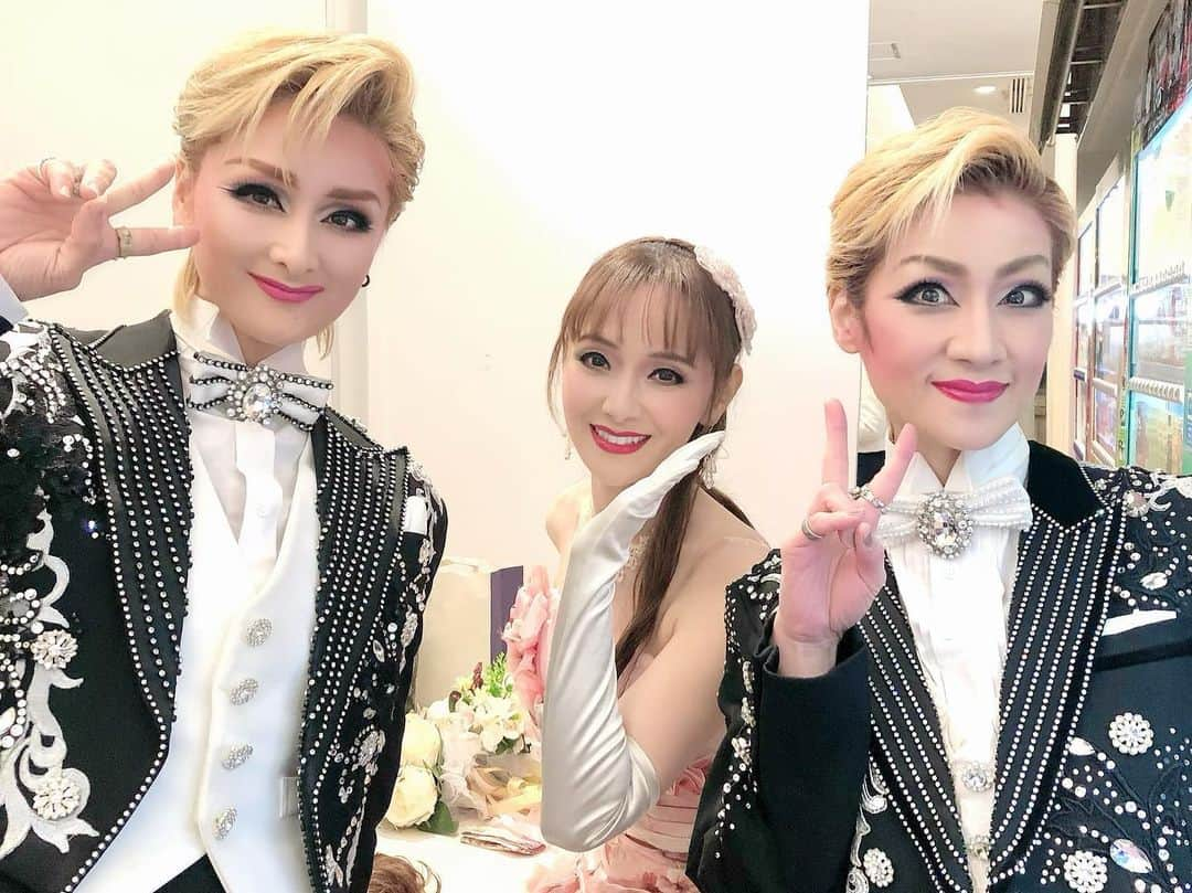 美乃杏花さんのインスタグラム写真 - (美乃杏花Instagram)「☆ 昨日は、宝塚北サービスエリアにて本番でした！ お足元の悪い中、たくさんのお客様にご来場頂きました。  鳴海じゅんさん＆綺華れいちゃとご一緒させて頂きました🥰💕  サービスエリア開業５周年祭という記念すべきイベントにお声かけを頂きました宝塚ローズ倶楽部の井川社長を始め、お世話になりました全ての皆様に感謝の気持ちでいっぱいです🙏✨  なんと！上級生の英マキさんも観に来て下さって嬉しすぎました🥹💕  終演後は、美味しいお食事と差し入れも頂き幸せなひととき🫶✨  大好きな宝塚北サービスエリアにまた行ける日が来ると願って…本当にありがとうございました❤️❤️  #宝塚北サービスエリア #新名神高速道路 #宝塚ogショー #宝塚ローズ倶楽部 #ご縁に感謝 #元宝塚歌劇団 #宝塚og #鳴海じゅん #綺華れい #美乃杏花」3月19日 21時10分 - yoshinokyoka.81