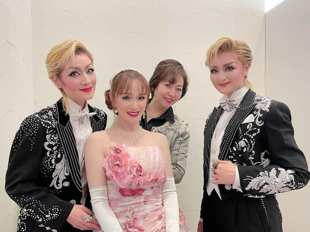 美乃杏花さんのインスタグラム写真 - (美乃杏花Instagram)「☆ 昨日は、宝塚北サービスエリアにて本番でした！ お足元の悪い中、たくさんのお客様にご来場頂きました。  鳴海じゅんさん＆綺華れいちゃとご一緒させて頂きました🥰💕  サービスエリア開業５周年祭という記念すべきイベントにお声かけを頂きました宝塚ローズ倶楽部の井川社長を始め、お世話になりました全ての皆様に感謝の気持ちでいっぱいです🙏✨  なんと！上級生の英マキさんも観に来て下さって嬉しすぎました🥹💕  終演後は、美味しいお食事と差し入れも頂き幸せなひととき🫶✨  大好きな宝塚北サービスエリアにまた行ける日が来ると願って…本当にありがとうございました❤️❤️  #宝塚北サービスエリア #新名神高速道路 #宝塚ogショー #宝塚ローズ倶楽部 #ご縁に感謝 #元宝塚歌劇団 #宝塚og #鳴海じゅん #綺華れい #美乃杏花」3月19日 21時10分 - yoshinokyoka.81