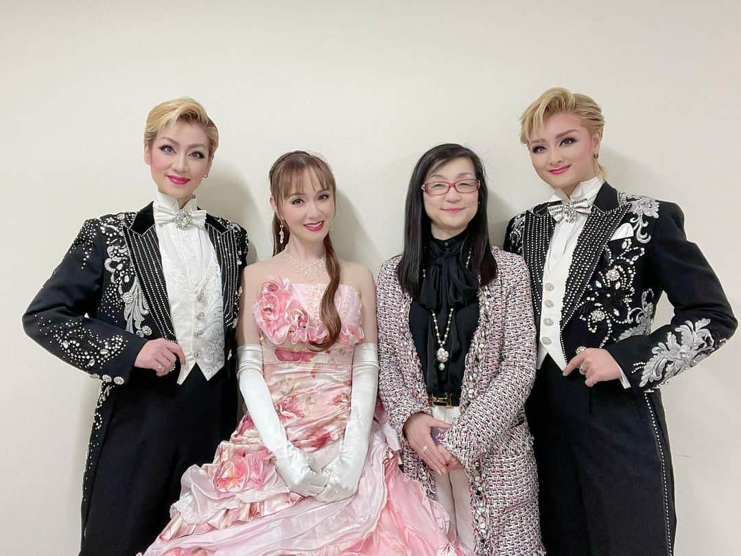 美乃杏花さんのインスタグラム写真 - (美乃杏花Instagram)「☆ 昨日は、宝塚北サービスエリアにて本番でした！ お足元の悪い中、たくさんのお客様にご来場頂きました。  鳴海じゅんさん＆綺華れいちゃとご一緒させて頂きました🥰💕  サービスエリア開業５周年祭という記念すべきイベントにお声かけを頂きました宝塚ローズ倶楽部の井川社長を始め、お世話になりました全ての皆様に感謝の気持ちでいっぱいです🙏✨  なんと！上級生の英マキさんも観に来て下さって嬉しすぎました🥹💕  終演後は、美味しいお食事と差し入れも頂き幸せなひととき🫶✨  大好きな宝塚北サービスエリアにまた行ける日が来ると願って…本当にありがとうございました❤️❤️  #宝塚北サービスエリア #新名神高速道路 #宝塚ogショー #宝塚ローズ倶楽部 #ご縁に感謝 #元宝塚歌劇団 #宝塚og #鳴海じゅん #綺華れい #美乃杏花」3月19日 21時10分 - yoshinokyoka.81