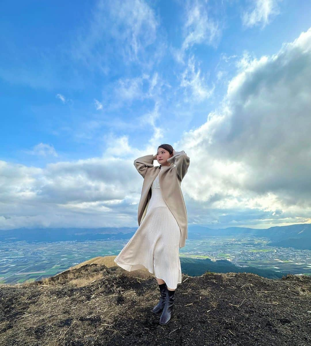 遠野愛のインスタグラム：「阿蘇の大観峰  雲が羽みたいになっていてお気に入り👼 大自然、美しくて感動したけど 風が強くてポーズ謎なのと気合いいれて中が半袖なのがさっすがに寒すぎた🥲笑  #熊本 #阿蘇 #大観峰 #熊本観光」