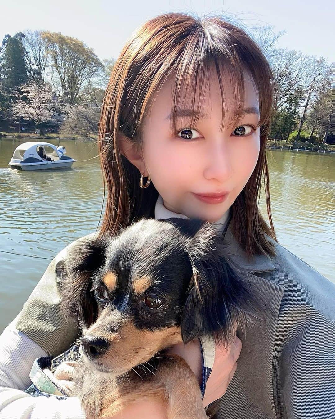 青木まりなのインスタグラム：「🐶🌸  昨日は大雨だったけど 今日は天気が良かったから公園へ♡  ずっと行きたかった わんちゃんと行けるカフェも行ってきたよ♡ @nido_zenpuk   オシャレすぎるし美味しかった💛  #nido #善福寺公園  #チワックス #犬のいる暮らし   . . .  #RIZIN #RIZINガール #ラウンドガール #キックボクシング #kickboxing #キックボクシング女子 #筋トレ女子 #筋トレ #トレーニング #ダイエット #training #diet #グラビア #グラビアアイドル #グラドル #ビジョビ #bijobi #gravure #guravureidol #偶像 #性感 #清秀 #性感 #美腿 #그라비아　#화보」