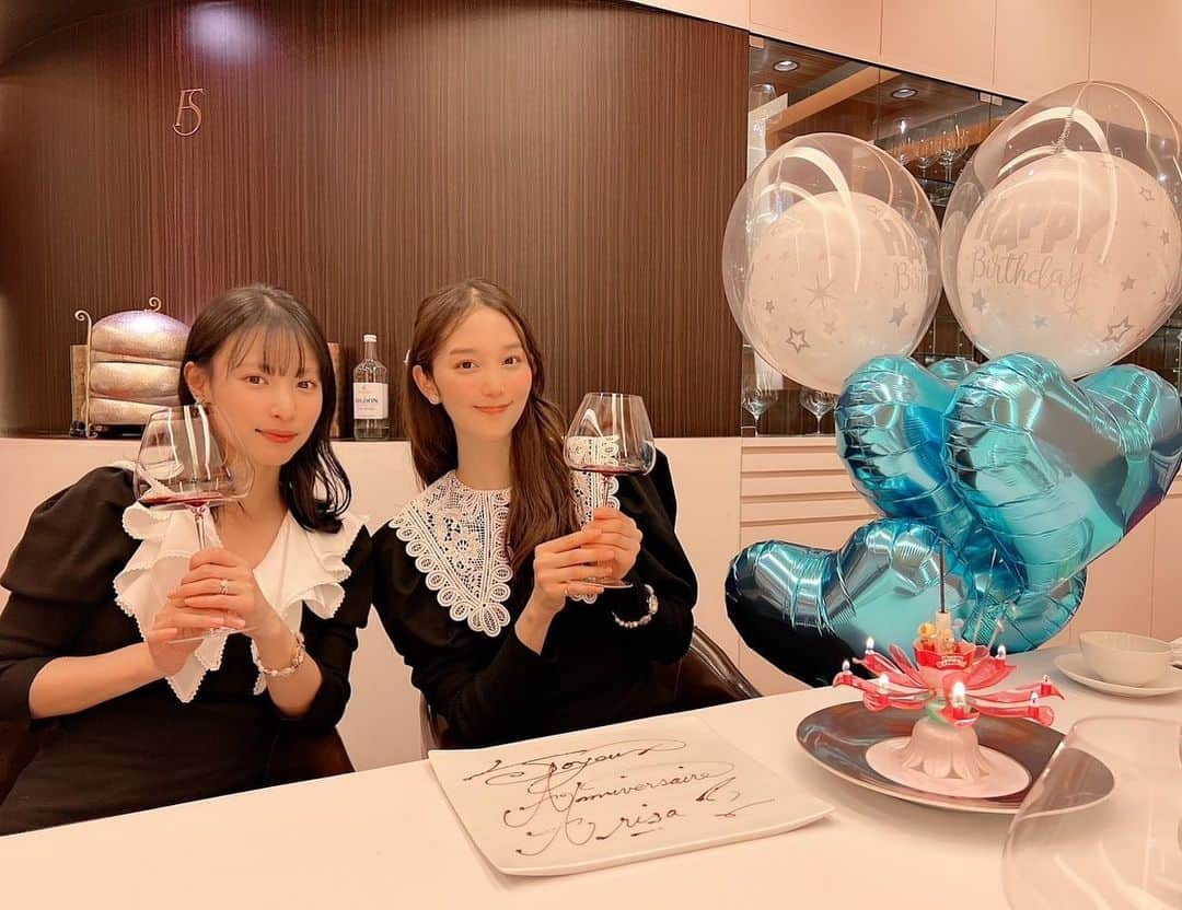 高田有紗のインスタグラム：「ソムリエ&ワインエキスパートでブラインドチャレンジ🍷!!笑  とっても勉強になりました🥹🙏 楽し美味しかった🥰  最初で最後になってしまうのもありそうな豪華ラインナップですが、、 いつかまた出逢えたときに、味わい深く楽しめるようになれてたらいいな!❤️‍🔥  素敵なサプライズまでありがとうっ🥰🥰🥰 嬉しびっくり🥹💘  そして今日も楽しかったね!😹🤍  次はナイン君も!!🐶💕︎ 4月はアウトレット~~~🚗³₃  #時差投稿 #今日もランチしてた #おそろコーデ #嬉しい #時計も一緒  #楽しみがいっぱい #風船まだ浮いてる 🥰🥰 @snidel_official  @jillstuart.jp  @venice_omotesando」