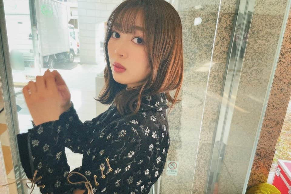 北川悠理のインスタグラム：「#📀 #📺 #🎥   新曲 “#さざ波は戻らない ”のMVはチェックして頂けましたか⁇ まだの方は是非ご覧ください🕰️  実は茶髪に染めて初めてのお仕事がこの撮影でした。 素敵な黒色のドレスとの対比で、より茶色く見える髪が好きでした🎞️  新曲、ついつい無意識に口ずさんでしまう、心に残る歌です。  毎シングル素敵な楽曲に出会わせてくださり、とってもありがとうございます☺︎  🫧  #yurigram #ユリグラム  ~~~~~ #乃木坂4期生 の #北川悠理 （#kitagawayuri ）です！🫧  #乃木坂46 #nogizaka46」