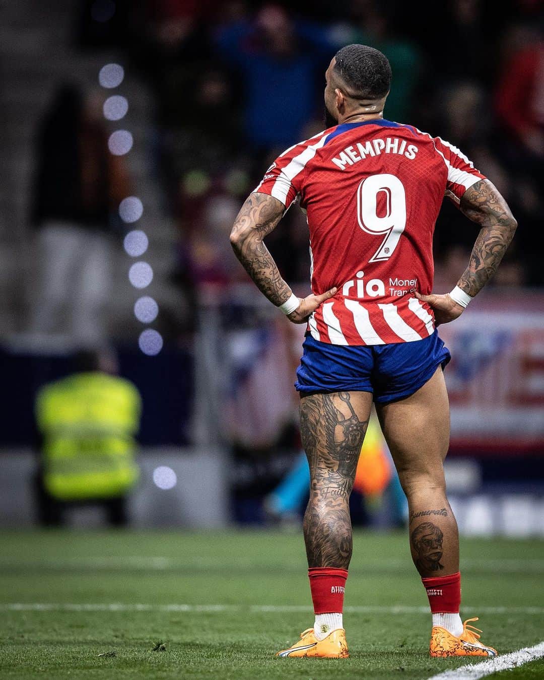 メンフィス・デパイのインスタグラム：「ᴴᵃᵈ ᵗᵒ ᵖᵘᵗ ᵃʷᵃʸ ² ⚽️⚽️ ⁱⁿ ᵗʰᵉ ⁿᵉᵗ ˡᵃˢᵗ ⁿⁱᵍʰᵗ.  ᴸᵃˢᵗ ᵖⁱᶜᵗᵘʳᵉ ˢʰᵒʷˢ ᵗʰᵉ ᵈⁱˢᵃᵖᵖᵒⁱⁿᵗᵐᵉⁿᵗ ᵇᵘᵗ ʷᵉ ᵏᵉᵉᵖ ⁱᵗ ᵖᵘˢʰⁱⁿᵍ!  ³ ᵖᵒⁱⁿᵗˢ ᵃⁿᵈ ᵗʰᵉ ᶠᵃⁿˢ ʷᵉʳᵉ ᵃᵐᵃᶻⁱⁿᵍ ᵒⁿᶜᵉ ᵃᵍᵃⁱⁿ.  ᴬᵘᵖᵃ ᵃᵗˡᵉᵗⁱ ❤️🤍」