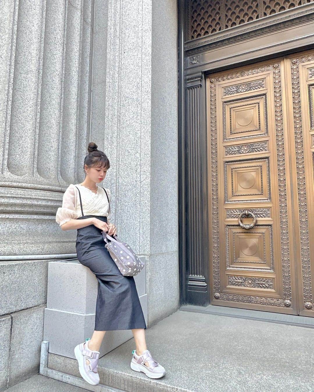 山崎春佳さんのインスタグラム写真 - (山崎春佳Instagram)「👟🤍  @lecoqsportif_japan のスポーティーでかわいいシューズ。  優しいグレーにミントグリーンのポイントが🫶🏻  素足だとサンダル感覚ですごくリラックスして履けるよん！ ソックス次第でイメージを変えられるから色んなコーディネートに合わせられそう◎⸝⋆  軽いしクッションがしっかりしてるからたくさん歩いても 全然疲れない✧今度はスポーティーなお洋服に合わせてみようっと💭  #ルコックスポルティフ #ルコック #ルコックスニーカー #サマースニーカー#ME #PR #SNEAKERS #lecoqsportif #shoes」3月19日 21時20分 - haruka_yamazaki