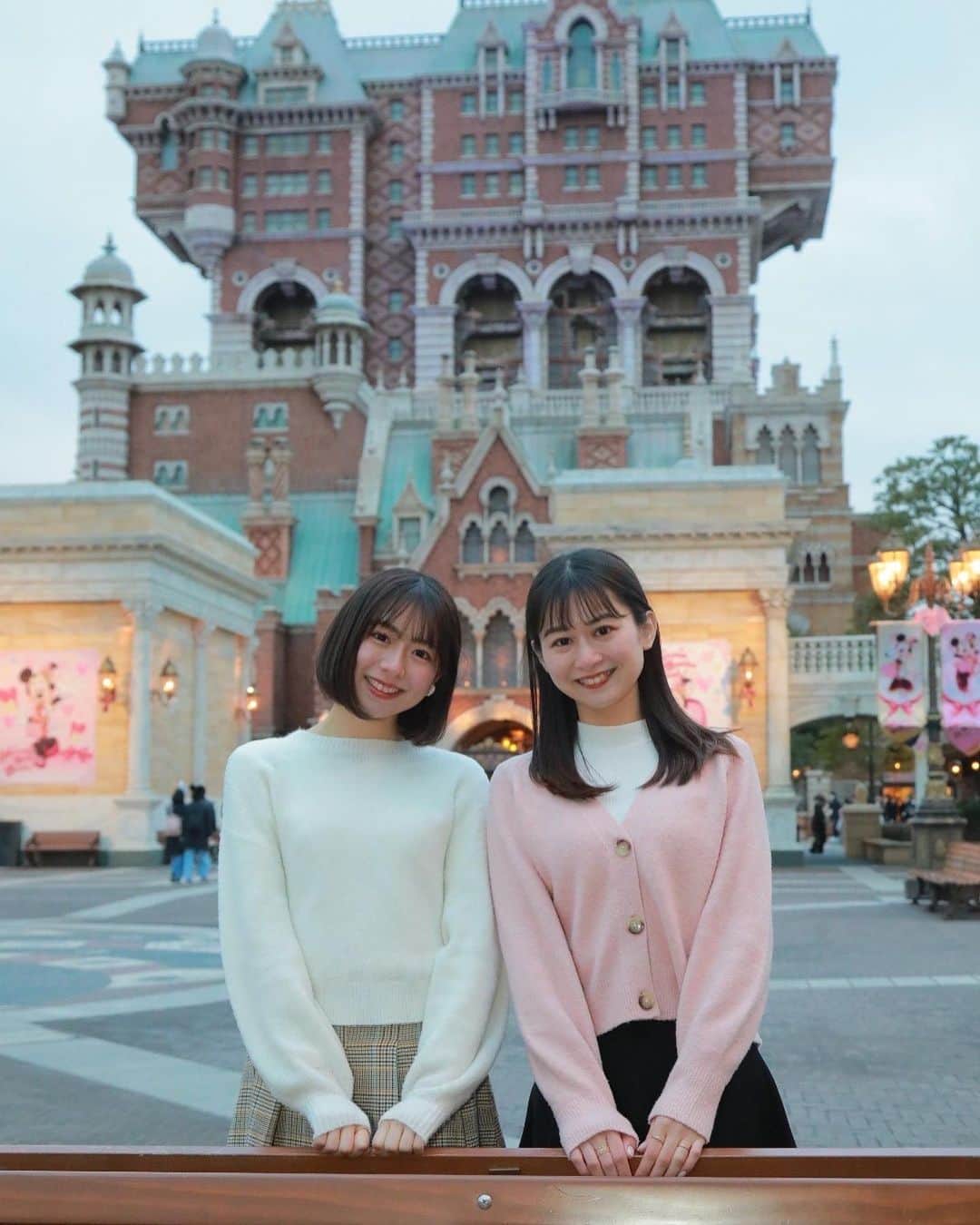 鈴木泉帆のインスタグラム：「@_sara._.tagami_ と行った ディズニーのお写真たち！！  フォトキャストさんに素敵な写真たくさん撮っていただいたのでまだまだ載せちゃうよ🏰  #disneysea #disney #ディズニー #ディズニーシー #ディズニーコーデ」