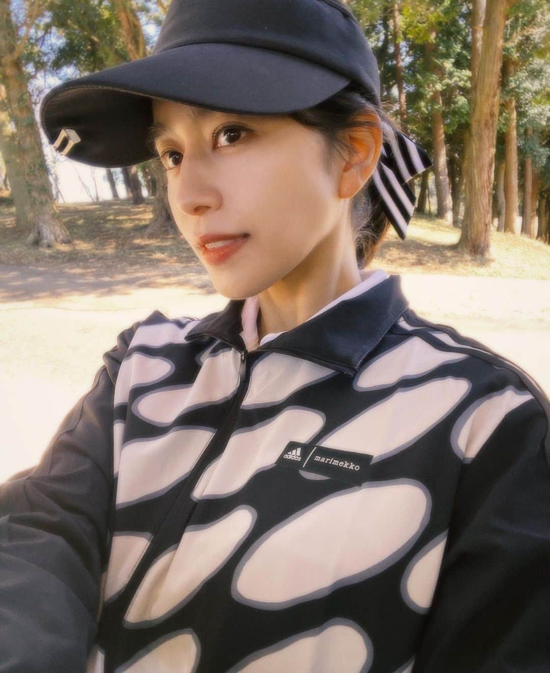 大見謝葉月のインスタグラム：「@adidasgolf ✖️ @marimekko  新作コラボウェア着てラウンド🖤 今日はドライバーとアイアンの調子良くて大満足😆✌️  #adidasgolf #marimekko #golfwear #golfswing #golflife #golfgirl #golf #adidas #golfstagram #golfday #narita #ゴルフ #ゴルフ女子 #ゴルフ女子コーデ #ゴルフウェア #ゴルフコーデ #ゴルフスイング #ゴルフバカ #ゴルフスイング動画 #ドライバー #アイアン #アディダス #アディダスゴルフ #マリメッコ」