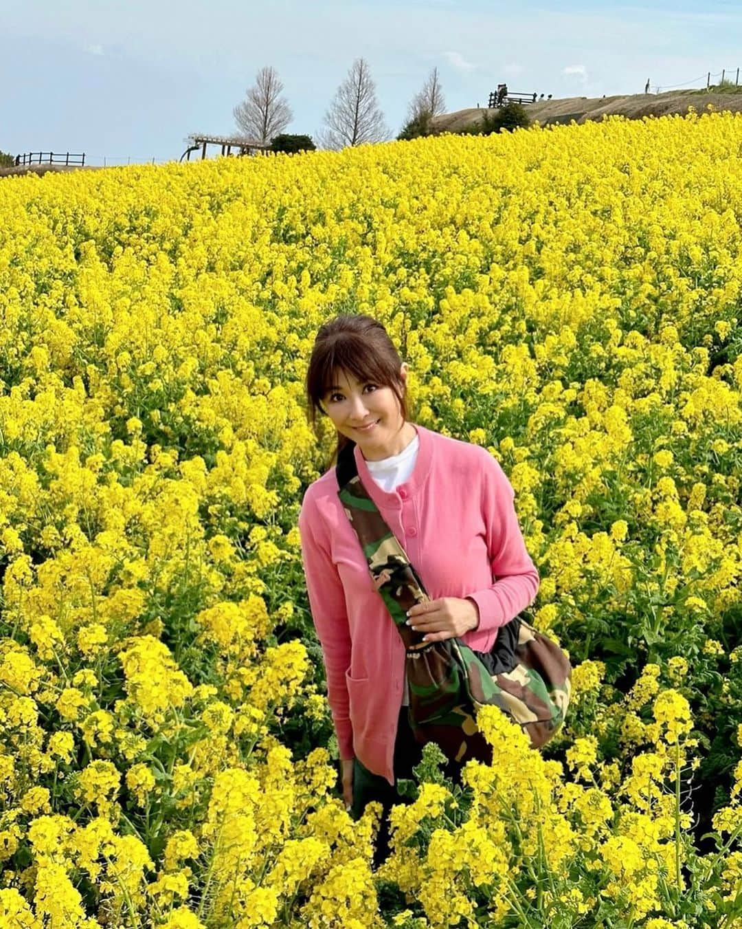 山田佳子さんのインスタグラム写真 - (山田佳子Instagram)「いいお天気なので、淡路島の花さじきへ…♪  果てしなく広がる菜の花畑をのんびり散策してとてもリフレッシュできました(◍˃̵͈̑ᴗ˂̵͈̑) ⁡ #菜の花畑  #黄色 #囲まれて #元気になる #リフレッシュできた #休日の楽しみ #ドッグバック #中で #スヤスヤ #愛犬 #レノン #花さじき #淡路島」3月19日 21時24分 - yoshiko117