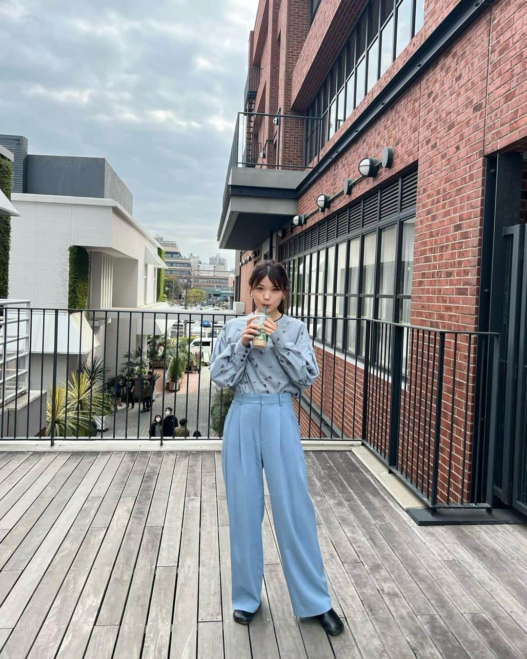 三橋栄香のインスタグラム：「いつかのわたし☁️ 全身曇天カラー。寒そう  tops @clane_official  pants @lecielbleu_official  shoes @mm6maisonmargiela   #wear#fashion#coordinate #春コーデ#低身長コーデ #clane #lecielbleu #mm6」