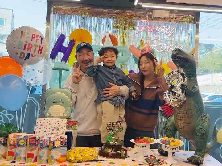 ソンアのインスタグラム：「너의 3번째 생일을 축하해🎈🦖🎉❤️지금처럼만 잘 커주기만 하면돼⭐️늘 모자란엄마에게 사랑을 가르켜 주는 아들아 많이 많이 사랑해🫶🏻」