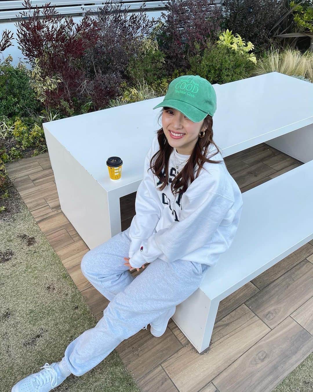 佐藤優津季のインスタグラム：「今日の#ユヅキフクズキ 🦖🦖🦖 スウェットはVintage Champion、キャップはBetter Than Goodです🧏🏻‍♀️✨タグが無かった🫠🫠」