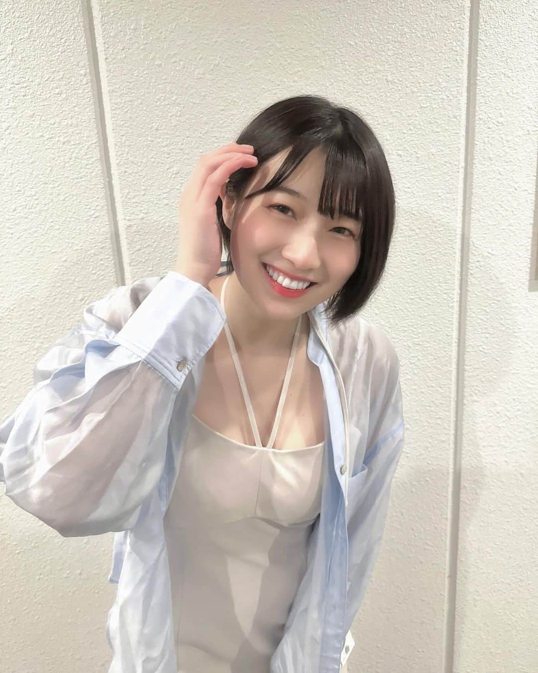 安部若菜のインスタグラム：「シャツもワンピースもどストライク⚾️ この春たくさん着たいな〜♡  #実はこの日すっぴん #アプリでメイクしてもらいました🤣 #科学の力ってすげー   #mercuryduo#マーキュリーデュオ#code#ootd#春服#pr」