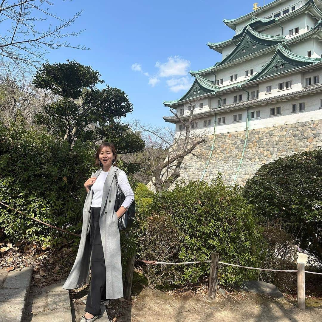 福吉 彩子さんのインスタグラム写真 - (福吉 彩子Instagram)「働くかあさんのお出かけコーデ 春先の旅行には気温調整が難しいのだけど、 @sacraofficial のジレが活躍！シワにならずにサラサラ軽く動きやすい、カジュアルになりすぎない光沢感ありの質感のカーゴパンツは この春の @elura_official の一押しです！ knit #zara gilet #sacra pants #elura #着るだけ素敵カーゴパンツ  ☆☆☆ 家の用事も兼ねた、受験終わりの長女との二人旅で名古屋へ！ 両親と夫が名古屋出身で馴染みが深い土地なのだけど、改めて観光したことなかったから、と　#名古屋城 に。もうすぐ桜が美しいであろう場所を眺めつつ、愛知県美術館で開催していた　#岡本太郎展 は、見応えが素晴らしく、彼がなず公共芸術にこだわり、テレビに出ていたのがわかり、なんというか・・・圧倒されました！ テレビ塔の周辺が、なんだかパリみたい〜って見ながら向かったのは　前回感動した @costes.official へ。極上ヘッドスパでくつろぎ、和久傳のお菓子とシャンパンまでいただき至福のひととき🤍　 そして、この旅のメインが、大学友人の @nao_geisler @aiko_colorfuldays &娘ちゃん　との婦人&女子会。 久しぶりだったけど、あっという間に気分は２０歳に戻り、かしましく閉店までおしゃべりしました！子供たちは4年ぶりの再会。 昔からの仲間と、子育てに忙しい時期が過ぎて、落ち着いて話せて、子供からも刺激をもらえて、歳を重ねるのも良いもんだな〜 ありがとうね！ きしめん、ひつまぶし、手羽先、味噌カツ、味噌煮込みうどん、と　名古屋メシは美味しいものばっかりで、大満足の旅でした〜  #ワーママ #ワーママコーデ #働くかあさん  #プチプラコーデ  #アラフォーファッション  #Domani #雑誌ドマーニ #domanist」3月19日 21時41分 - fuku44aya