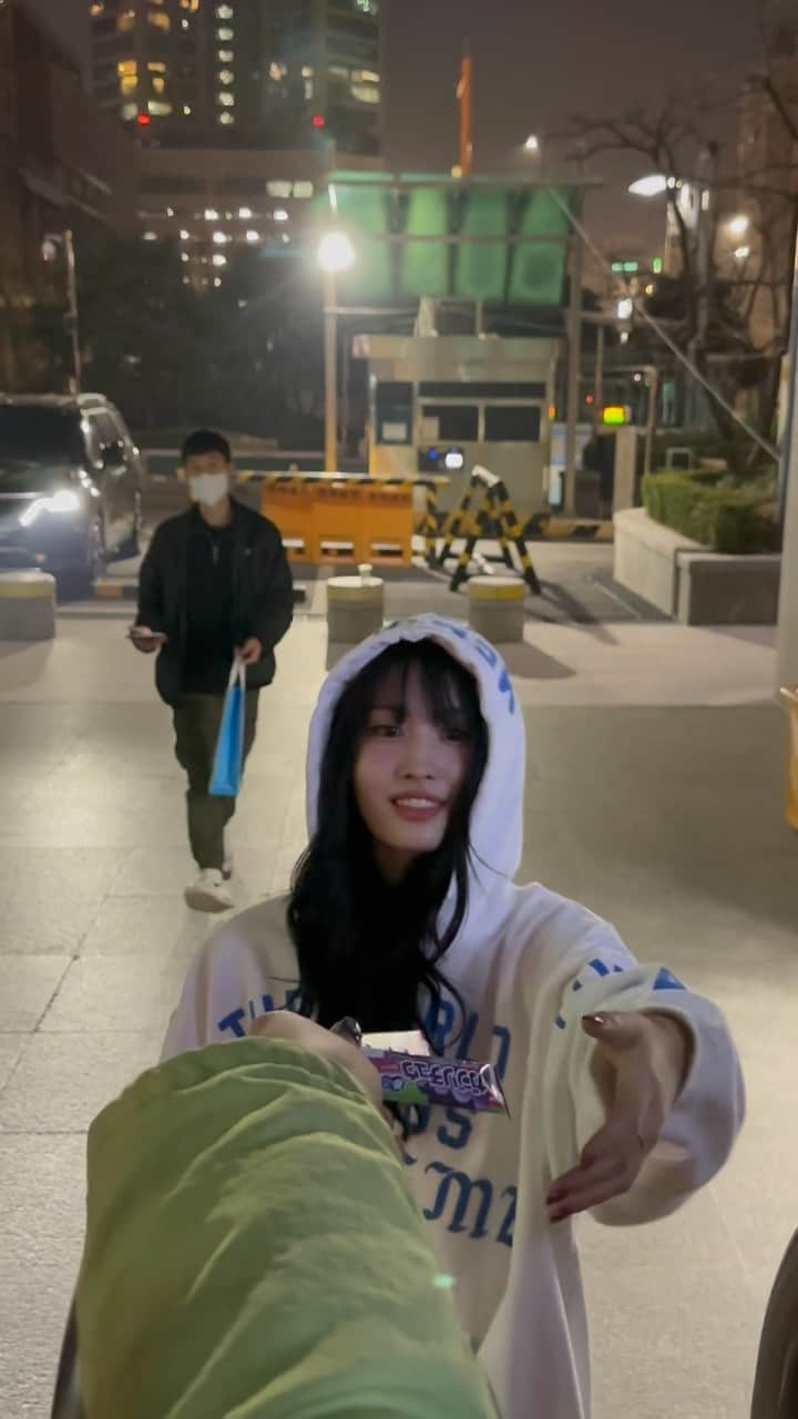 マーキュリーのインスタグラム：「モモりん活動お疲れ様🥹💙💙💙  #twice #momo #트와이스 #모모 #setmefree #モモりん #モモペンと繋がりたい #本当にモモペンと繋がりたい #マジで本当にモm...」