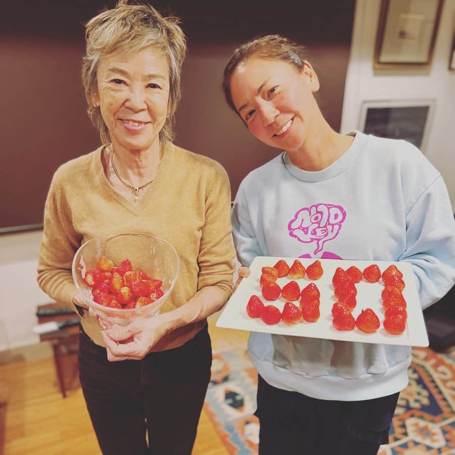 のインスタグラム：「ジジババと中学生ぶり？くらいに過ごした私のお誕生日当日🎂  バーバは 私が50歳だと思って 50にしてくれてました❤️ ケーキはいらないよって言ってあったから 私が一番好きなイチゴで50😊  49歳だよ。 #motheranddaughter」
