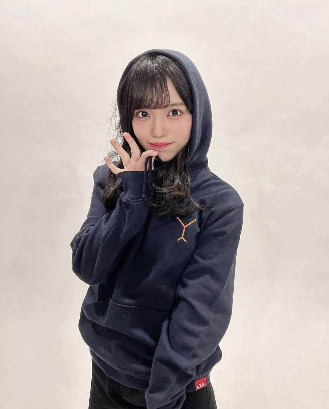 岩田陽菜のインスタグラム：「LIVERTINEAGEさんとの コラボアイテム✨✨  3月22日まで受付中です！ それ以降の販売は無いので是非、ハイライトから申し込んでね🥰  パーカーのロゴは飼っているうさぎのくしゅちゃんの鼻と口をデザインしてます🐇  ロンＴのtimothyはうさぎの主食の牧草で、 Holland Lop Blue eye Kushu  という意味が込められてます！ くしゅちゃん愛(˶'ᵕ'˶ )‪︎💗  明日の19時40分から SHOWROOMにて LOOK BOOK配信もします！ サイズ感や色でお悩みの方は是非見て決めてね👀✅  後明日、兄ぴよが着用してる様子をインスタに載せるね…🐣」