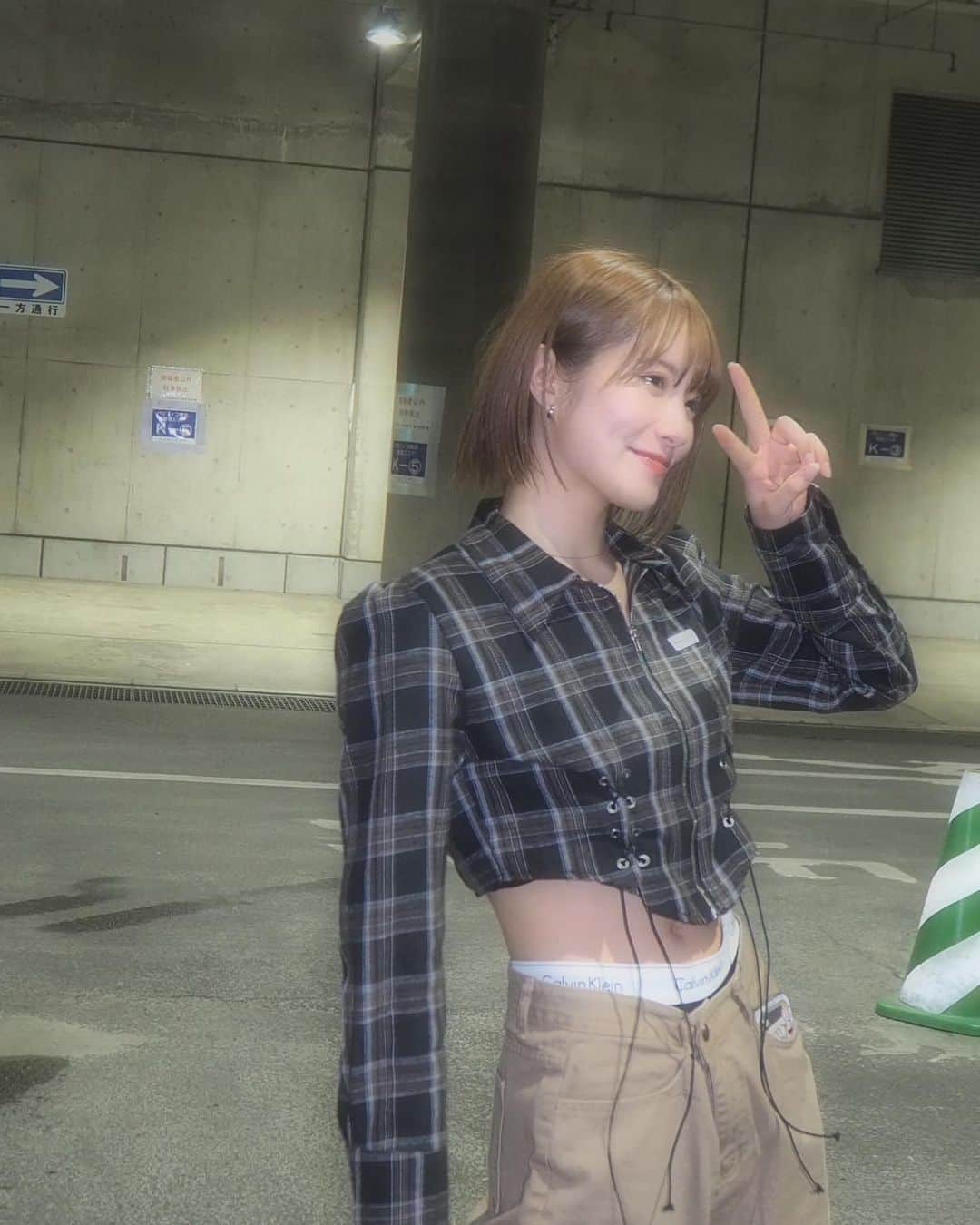 小嶋花梨さんのインスタグラム写真 - (小嶋花梨Instagram)「今日の私服🏷 ⁡ ⁡ #NMB48 約3年ぶりの握手会!!✨ ⁡ 幸せをかみ締めながら皆さんとお話していました！会いに来てくれた皆さん本当にありがとうございました🥹🫧 ⁡ 関東でのイベントも中々無かったので、 また会いに行けるようにNMBも頑張ります✊🏻 ⁡ ⁡ 次の握手会は大阪！ 少し先になりますが楽しみにしています😌 ⁡ #ショートカット #ショートヘア #ショートヘアアレンジ #シャツ #シャツコーデ #春コーデ #LVEU. #CalvinKlein #カーゴパンツ」3月19日 21時46分 - nmb_kojima_48