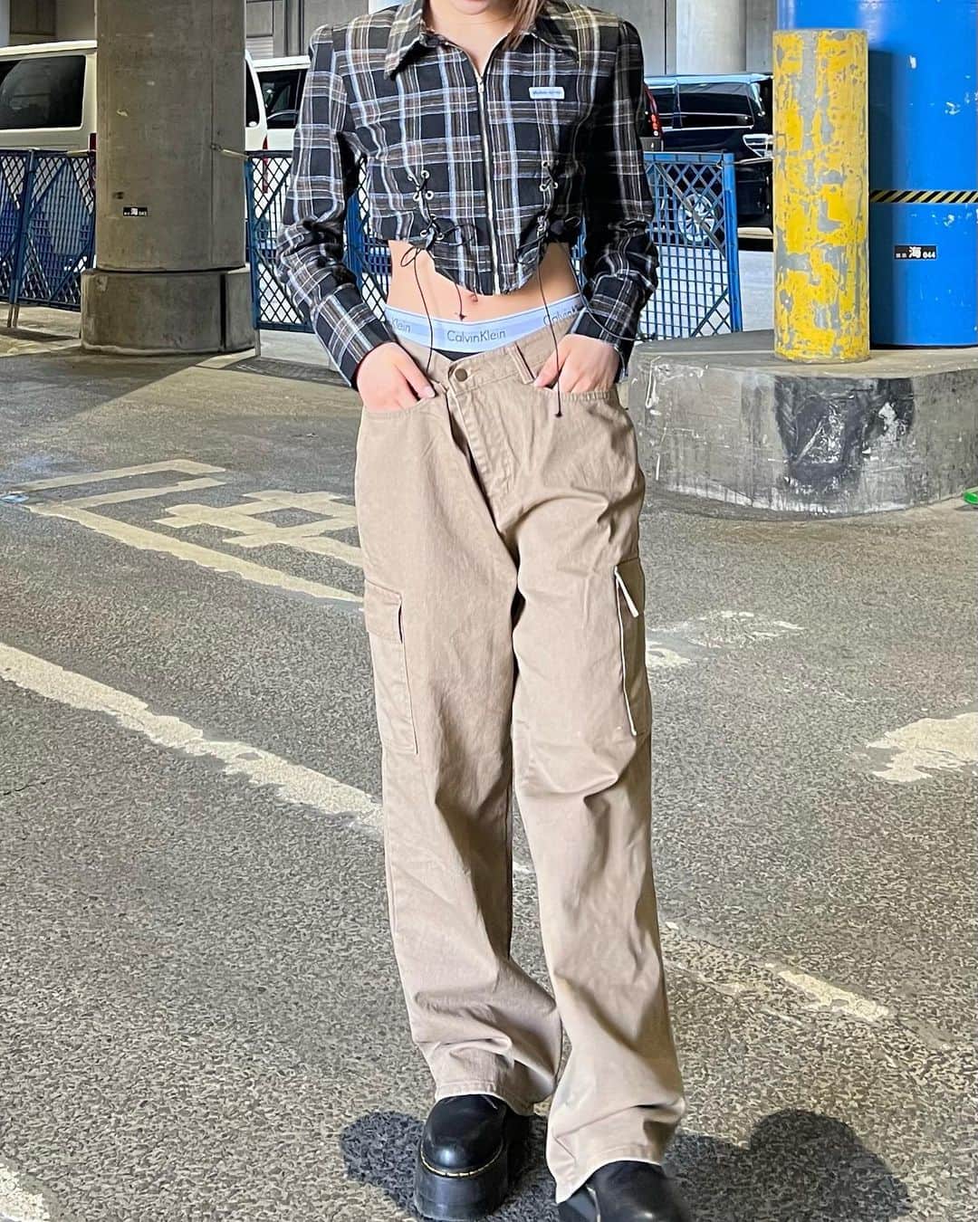 小嶋花梨さんのインスタグラム写真 - (小嶋花梨Instagram)「今日の私服🏷 ⁡ ⁡ #NMB48 約3年ぶりの握手会!!✨ ⁡ 幸せをかみ締めながら皆さんとお話していました！会いに来てくれた皆さん本当にありがとうございました🥹🫧 ⁡ 関東でのイベントも中々無かったので、 また会いに行けるようにNMBも頑張ります✊🏻 ⁡ ⁡ 次の握手会は大阪！ 少し先になりますが楽しみにしています😌 ⁡ #ショートカット #ショートヘア #ショートヘアアレンジ #シャツ #シャツコーデ #春コーデ #LVEU. #CalvinKlein #カーゴパンツ」3月19日 21時46分 - nmb_kojima_48