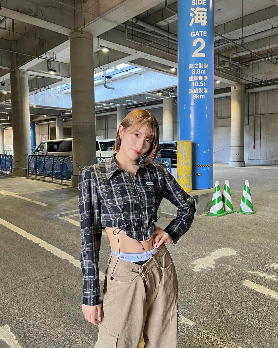 小嶋花梨さんのインスタグラム写真 - (小嶋花梨Instagram)「今日の私服🏷 ⁡ ⁡ #NMB48 約3年ぶりの握手会!!✨ ⁡ 幸せをかみ締めながら皆さんとお話していました！会いに来てくれた皆さん本当にありがとうございました🥹🫧 ⁡ 関東でのイベントも中々無かったので、 また会いに行けるようにNMBも頑張ります✊🏻 ⁡ ⁡ 次の握手会は大阪！ 少し先になりますが楽しみにしています😌 ⁡ #ショートカット #ショートヘア #ショートヘアアレンジ #シャツ #シャツコーデ #春コーデ #LVEU. #CalvinKlein #カーゴパンツ」3月19日 21時46分 - nmb_kojima_48