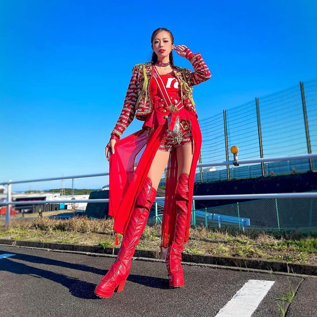 のインスタグラム：「スーパー耐久 開幕戦は ST-Zクラス26号車はクラス2位表彰台🏅 ST-3クラス25号車はクラス5位でした🙌 ・ raffinee Ladyステージや YouTubeライブ、三重テレビライブ、 物販サイン会など盛り沢山でしたが 皆さんに楽しんで頂けましたか🙇‍♀️✨ ・ 配信でぶっちゃける場面が多かったから メンバーとも一気に打ち解けて 本当に楽しくてあっという間だった🥰💕 ・ #スーパー耐久 #S耐 #TEAMZEROONE #ラフィーネレディ #ラフィーネミューズ #raffineelady #raffineeμs #raffinee_racing #orientalbio_s耐 #orientalbio_race #レースクイーン #モデル #ダイエット #トレーニング #筋トレ #ファスティング #ハーフアップ #ヘアアレンジ #YouTube #ライブ配信」