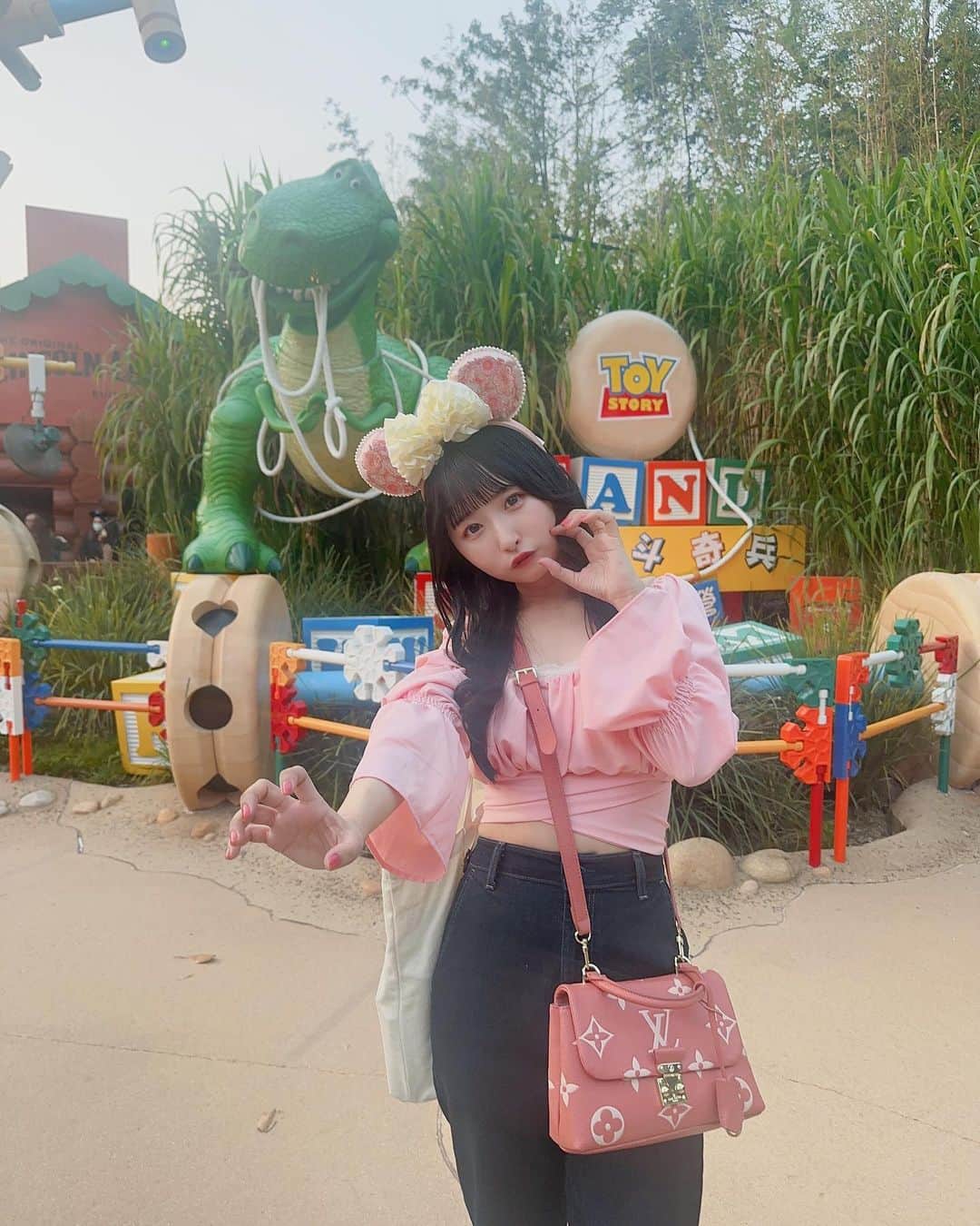 咲山しほさんのインスタグラム写真 - (咲山しほInstagram)「♥ . . ガオー！🦖🦕🦖🦕 . 香港ディズニーで トイストーリーランドが いちばんすき♡ . スリンキーのアトラクション 絶対乗りたかったから 乗れて嬉しかったな➿🐕꙳ . . #香港 #香港旅行 #香港観光 #香港ディズニー #香港ディズニーランド #hongkong #hongkongdisneyland #hkdl #ミニー #ミニーコーデ #ミニーちゃんコーデ」3月19日 21時48分 - sayama_shiho
