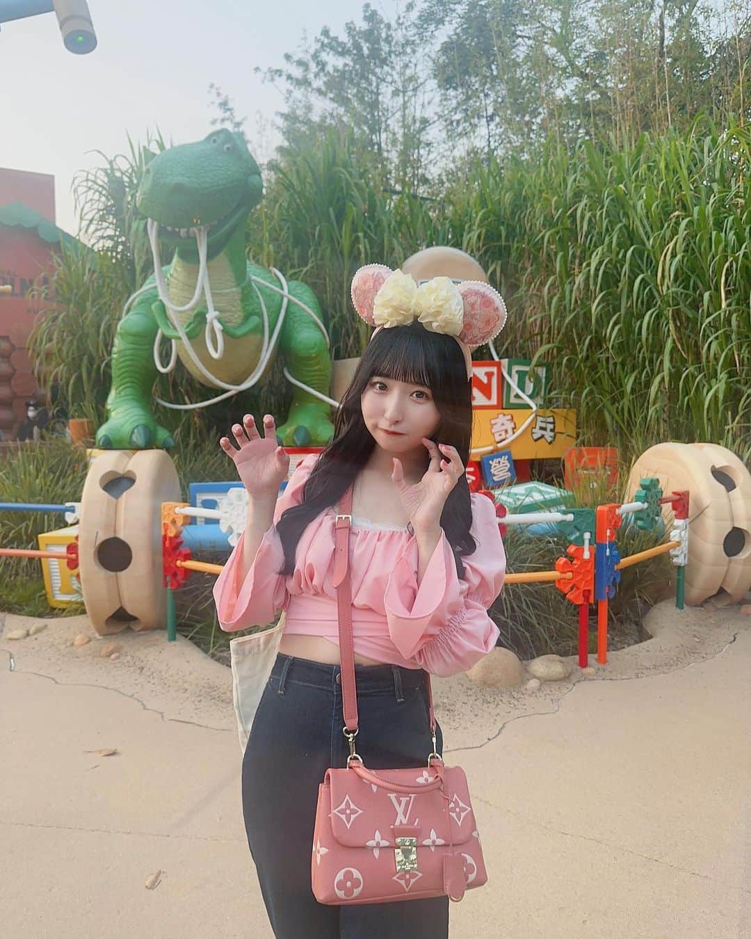 咲山しほさんのインスタグラム写真 - (咲山しほInstagram)「♥ . . ガオー！🦖🦕🦖🦕 . 香港ディズニーで トイストーリーランドが いちばんすき♡ . スリンキーのアトラクション 絶対乗りたかったから 乗れて嬉しかったな➿🐕꙳ . . #香港 #香港旅行 #香港観光 #香港ディズニー #香港ディズニーランド #hongkong #hongkongdisneyland #hkdl #ミニー #ミニーコーデ #ミニーちゃんコーデ」3月19日 21時48分 - sayama_shiho