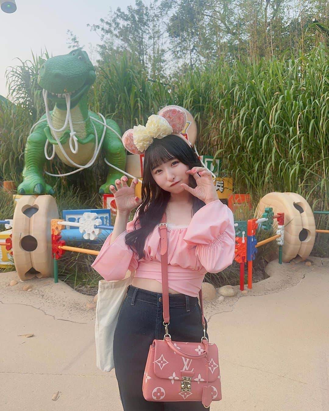 咲山しほさんのインスタグラム写真 - (咲山しほInstagram)「♥ . . ガオー！🦖🦕🦖🦕 . 香港ディズニーで トイストーリーランドが いちばんすき♡ . スリンキーのアトラクション 絶対乗りたかったから 乗れて嬉しかったな➿🐕꙳ . . #香港 #香港旅行 #香港観光 #香港ディズニー #香港ディズニーランド #hongkong #hongkongdisneyland #hkdl #ミニー #ミニーコーデ #ミニーちゃんコーデ」3月19日 21時48分 - sayama_shiho