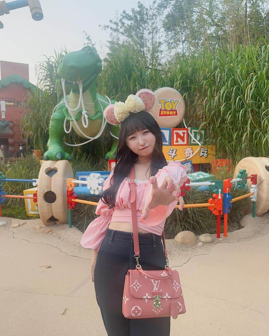 咲山しほさんのインスタグラム写真 - (咲山しほInstagram)「♥ . . ガオー！🦖🦕🦖🦕 . 香港ディズニーで トイストーリーランドが いちばんすき♡ . スリンキーのアトラクション 絶対乗りたかったから 乗れて嬉しかったな➿🐕꙳ . . #香港 #香港旅行 #香港観光 #香港ディズニー #香港ディズニーランド #hongkong #hongkongdisneyland #hkdl #ミニー #ミニーコーデ #ミニーちゃんコーデ」3月19日 21時48分 - sayama_shiho