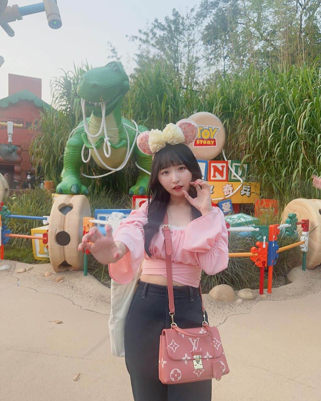 咲山しほのインスタグラム：「♥ . . ガオー！🦖🦕🦖🦕 . 香港ディズニーで トイストーリーランドが いちばんすき♡ . スリンキーのアトラクション 絶対乗りたかったから 乗れて嬉しかったな➿🐕꙳ . . #香港 #香港旅行 #香港観光 #香港ディズニー #香港ディズニーランド #hongkong #hongkongdisneyland #hkdl #ミニー #ミニーコーデ #ミニーちゃんコーデ」
