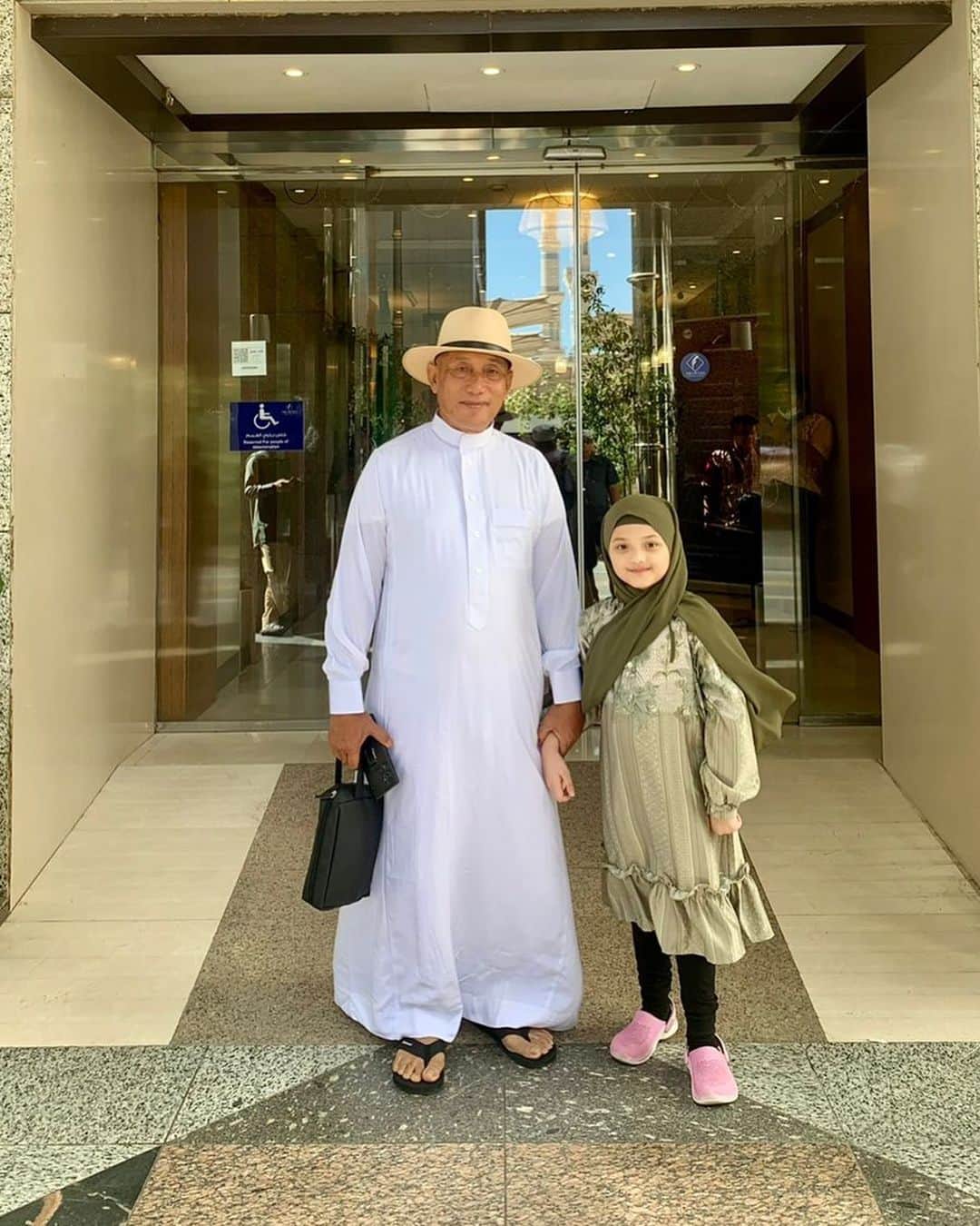 のインスタグラム：「Arsy n Abah😍」