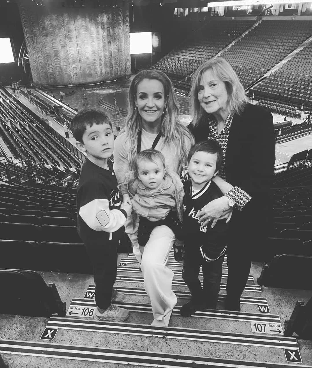 のインスタグラム：「Happy Mothers Day. No words needed. 😍❤️❤️」