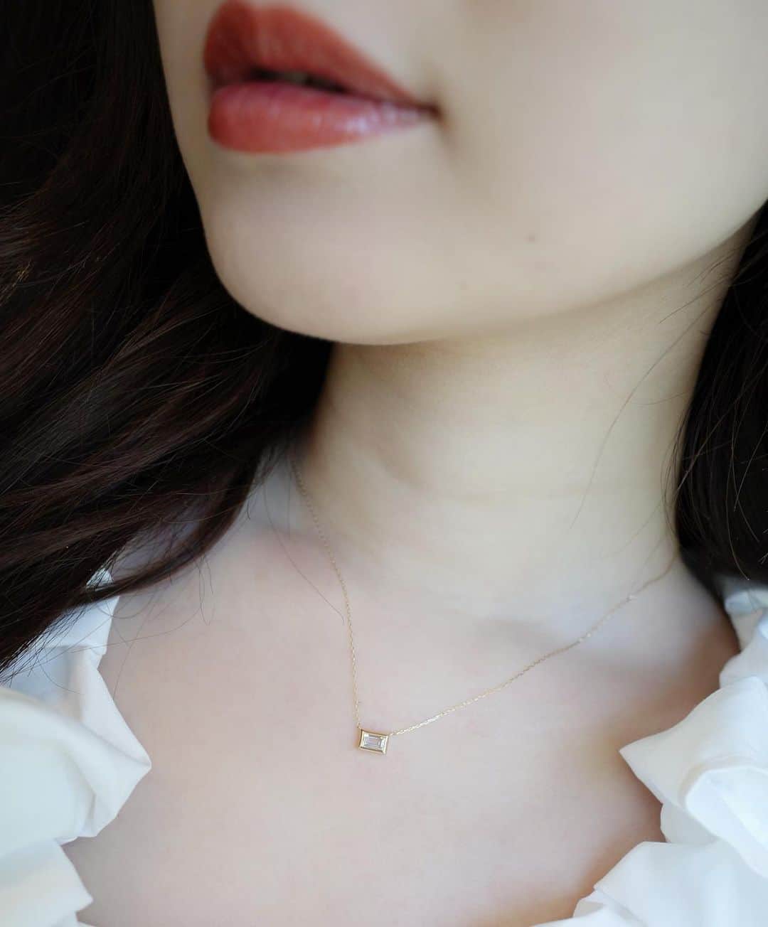 西川瑞希（みずきてぃ）さんのインスタグラム写真 - (西川瑞希（みずきてぃ）Instagram)「NEW...💍心までクリアな気持ちになる透明感たっぷりな"ホワイトトパーズ" 綺麗でうっとり。。  @aletta_jewelry_official -10K バゲットカットネックレス ホワイトトパーズ-  トパーズは11月の誕生石でもあるので、自分へのご褒美に//ちょんとつけれるデザインもさりげなくてす、て、き♡  #new #necklace #accessory #aletta #alettajewelry #ホワイトトパーズ #トパーズ #ネックレス #ジュエリー」3月19日 21時54分 - mizuki_nishikawa_