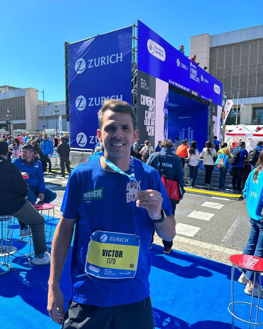 ビクトル・サンチェス・マタのインスタグラム：「Ya soy @finisher_es  Espectacular @maratobarcelona 💙 Muy contento con las sensaciones y con el tiempo! 2:53:05  Primera maratón pero seguro que no será la última!  @runners_espanyol」