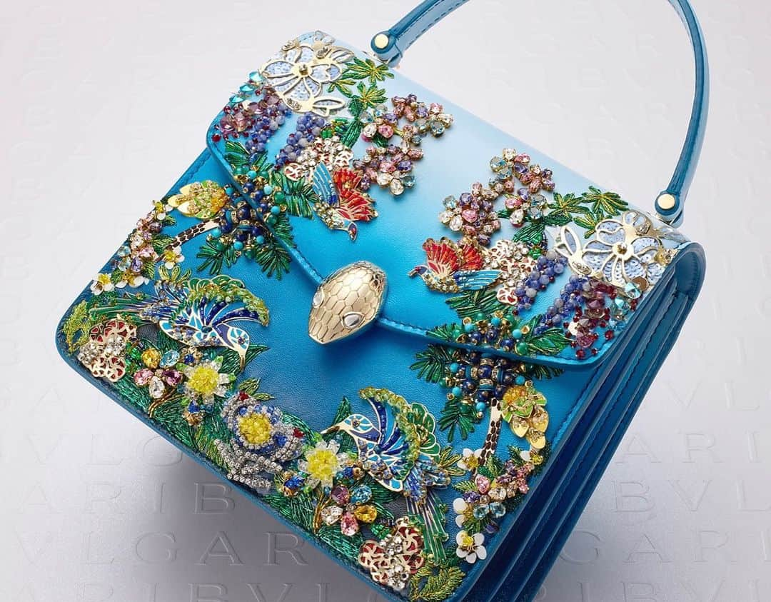 メアリーカトランズさんのインスタグラム写真 - (メアリーカトランズInstagram)「The Serpenti Tropical Garden bag is an invitation to dive into the magic, mystery and spellbinding beauty of a garden of wonders. Colourful birds fly from palm to palm, while sparkling flowers reminiscent of Bulgari’s jewellery floral motifs bloom among the luxuriant and verdant garden. In the background, the sky fades from light blue to blue, capturing that magical moment when the day turns into night. #MaryKatrantzouxBvlgari #serpenti #Bulgari #marykatrantzou #serpenti70」3月19日 21時58分 - marykatrantzou