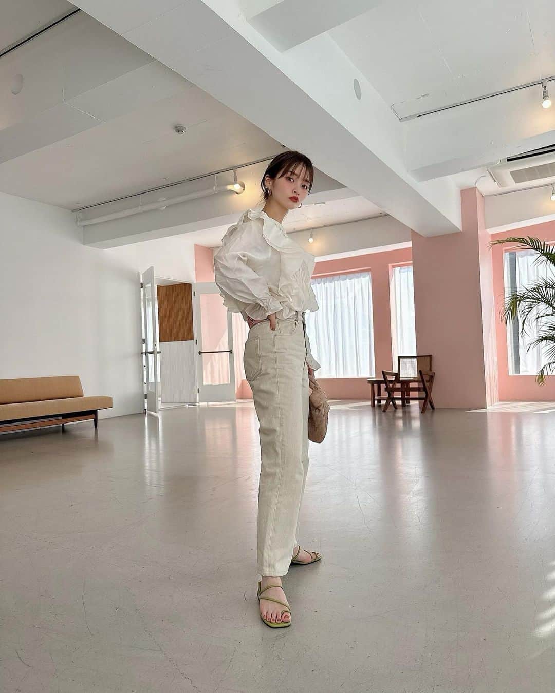 田畑佑莉さんのインスタグラム写真 - (田畑佑莉Instagram)「いつも通っている @nurse_salon で @n_s_ayu さんにシミ取りレーザーしてもらいました🌸 商品撮影前など大事な時の前に信頼できる方にお願いできるの心強いです🕊 仕事に向き合う姿勢は他業種ながらとても勉強になるし、 癒されてます！働いてる方も美しいので月一の目の保養☺️  いつも親身にアドバイスいただきありがとうございます🍐  マンツーマンでしっかりカウンセリングしてくれて様々な施術が安価で受けられてとても贅沢。美容外科難民の方、おすすめです✨   #ピコレーザー  #シミケア  #シミ取り」3月19日 21時59分 - lily02tbt