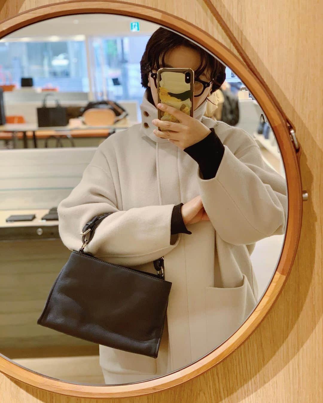 0703maiさんのインスタグラム写真 - (0703maiInstagram)「土屋鞄製造所に行ってきたよ👜👝💼 📍自由ヶ丘 @tsuchiya_kaban  土屋鞄🟰ランドセル なイメージが強いじゃない？ でも、こんな素敵なバッグもあるんだよ！！ 特に可愛い〜って思ったのを紹介するね！ . . クラルテ →スウィングミニショルダー （3枚目） →2wayワンハンドルショルダー 1、2枚目でまいが持ってるのが 2wayワンハンドルショルダー！！ 斜めがけもハンドル持ちも出来て、 荷物も意外と入ってしまう万能なやつ。 カジュアルにも、フォーマルにも、 ちょっとカチッとしたい場にも馴染む！ . . 鞄は勿論、小物やインテリアまで幅広く展開されていて、1、2枚目で自撮りしてる鏡も実は売っている鏡🪞らしい。気さくで優しいスタッフさんも居て敷居が高く感じていたお店だったけど、また行きたいなって思えるお店でした🫶🏼 . . #土屋鞄製造所 #土屋鞄 #TsuchiyaKaban #leatherbag #leatheritem #leatherinterior #ショルダーバッグ #レザーバッグ #PR」3月19日 21時59分 - 0703mai