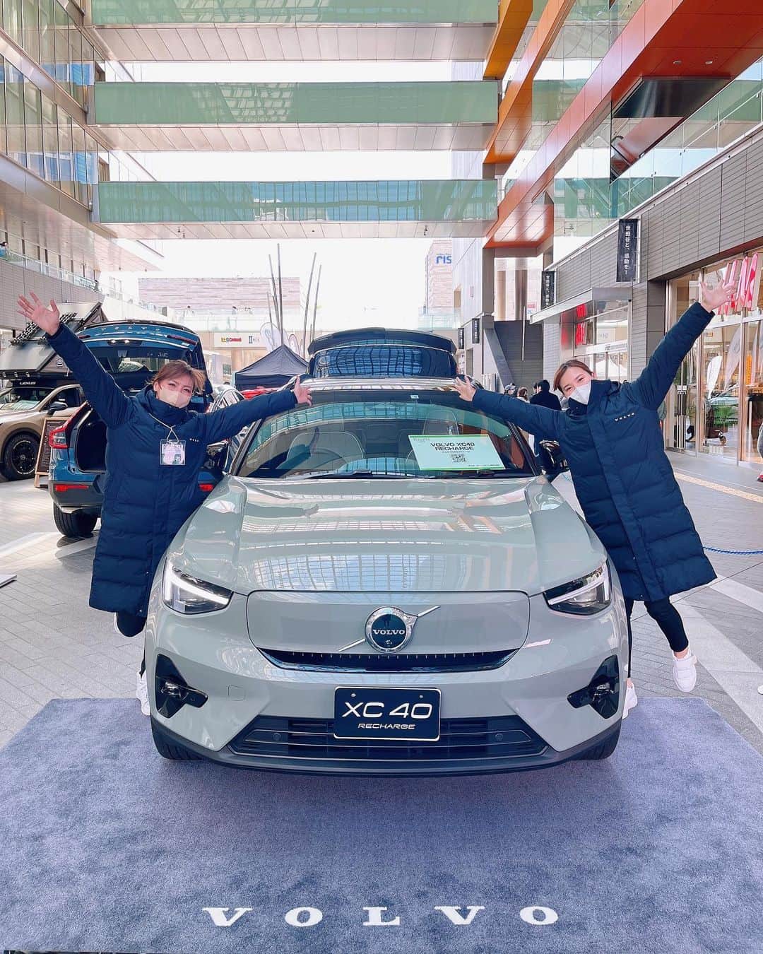 藤本真由のインスタグラム：「VOLVO×EVな2日間でした🫶  今回は、コンパクトシティSUV!! XC40 Recharge🔋←個人的にとてもタイプ🫰見た目はもちろん、サステナブルなインテリアに、Googleアシスタント、収納力もあり女性にも人気のXC40のEVモデル🚘  真矢さんとでした♡☺️  #感謝　 #VOLVO  #ボルボ  #xc40  #サステナブル　 #ev」